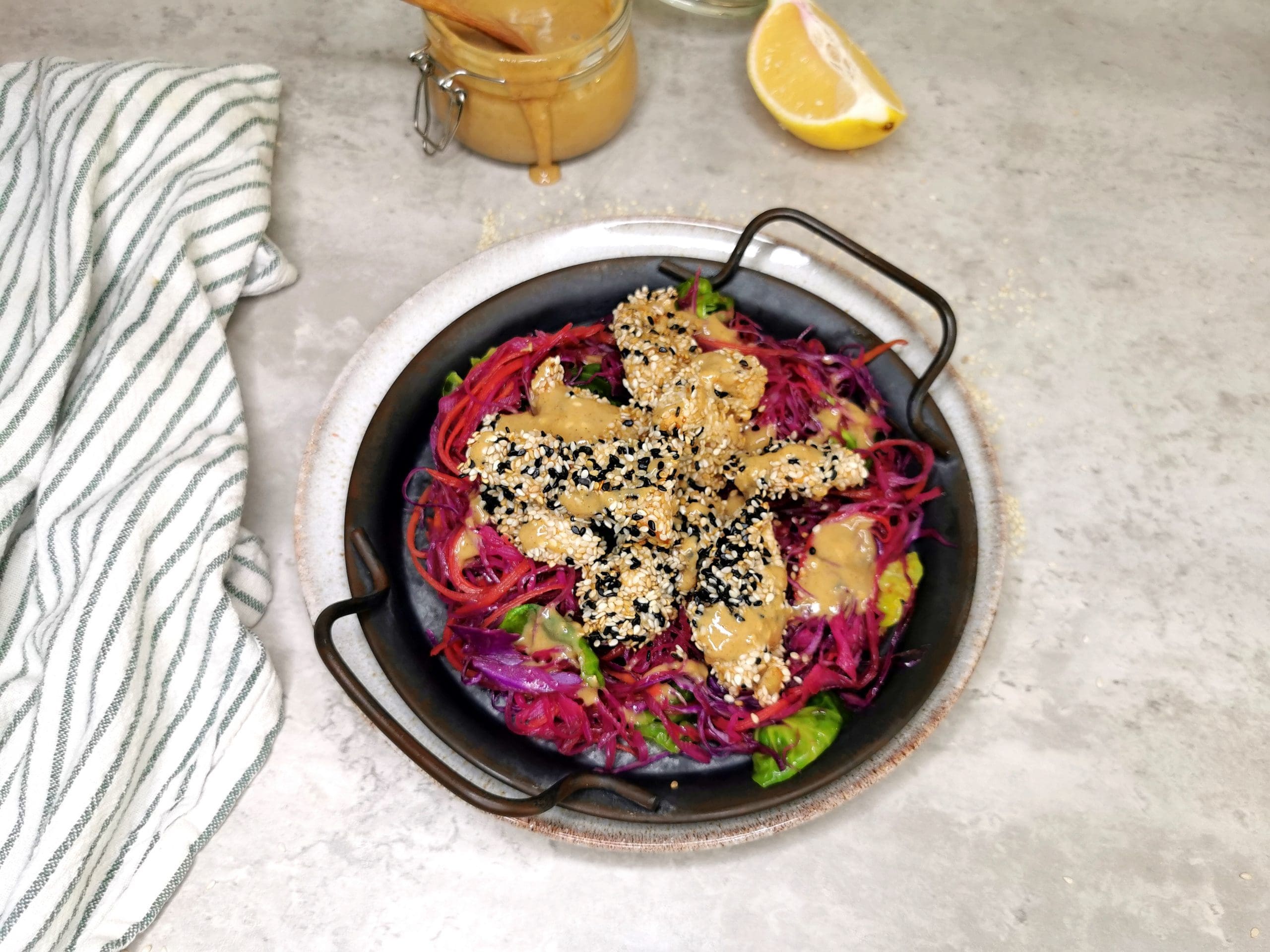 Lavkarbo sesampanert kylling med lun spisskålsalat