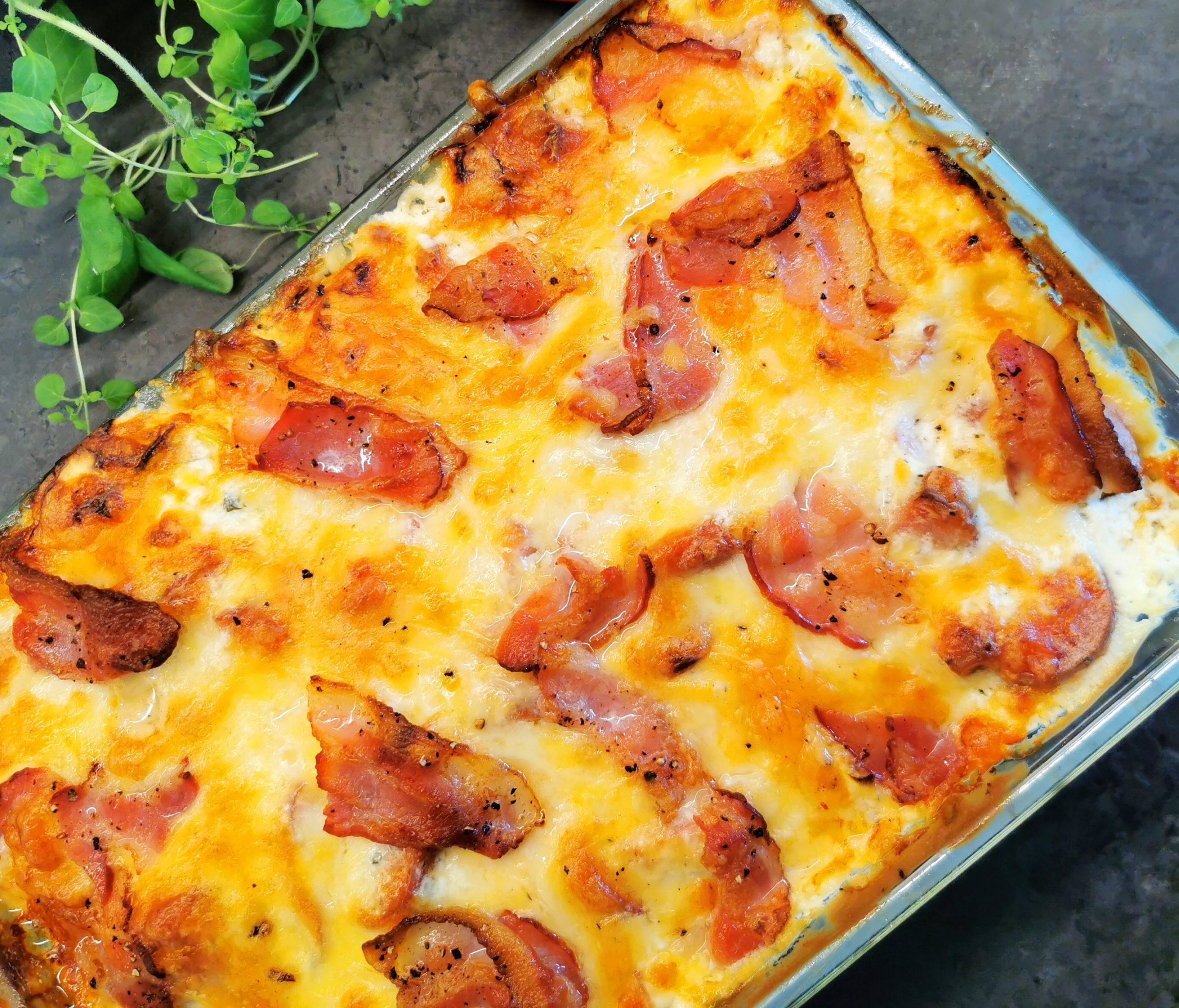 Blomkålgrateng med pølse og bacon