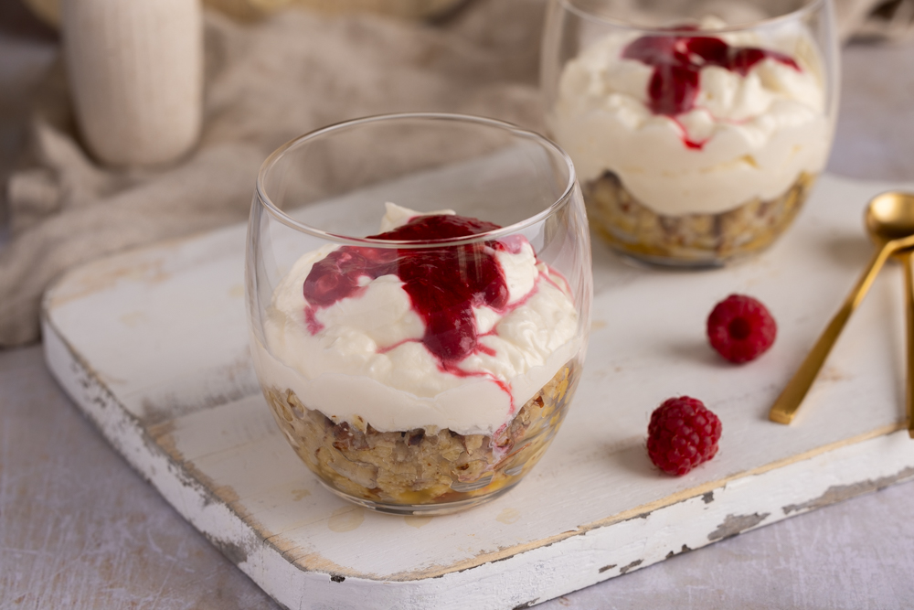 Lavkarbo ostekake i glass med bringebærsaus. Foto: Aina Sjo.