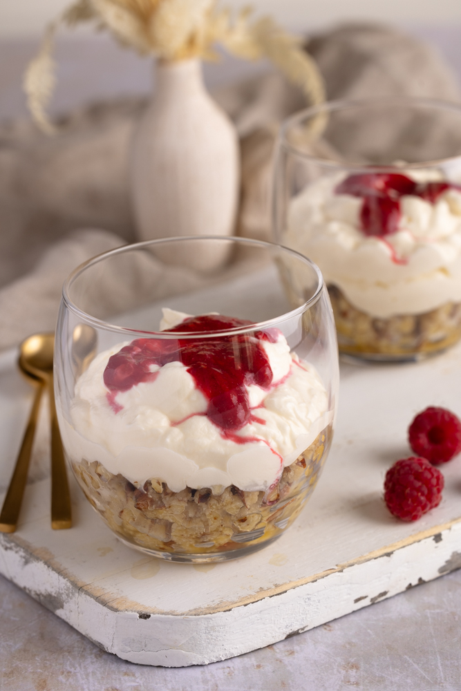 Lavkarbo ostekake i glass med bringebærsaus. Foto: Aina Sjo.