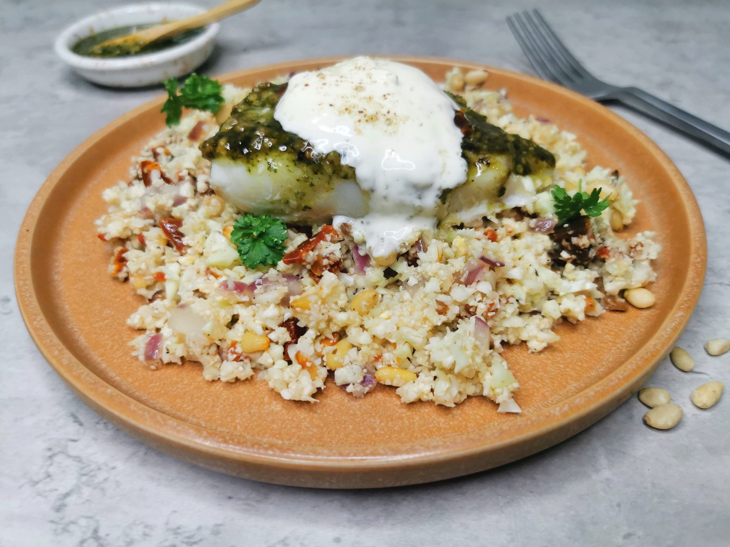 Lavkarbo pesto-torsk med blomkålris og soltørket tomat
