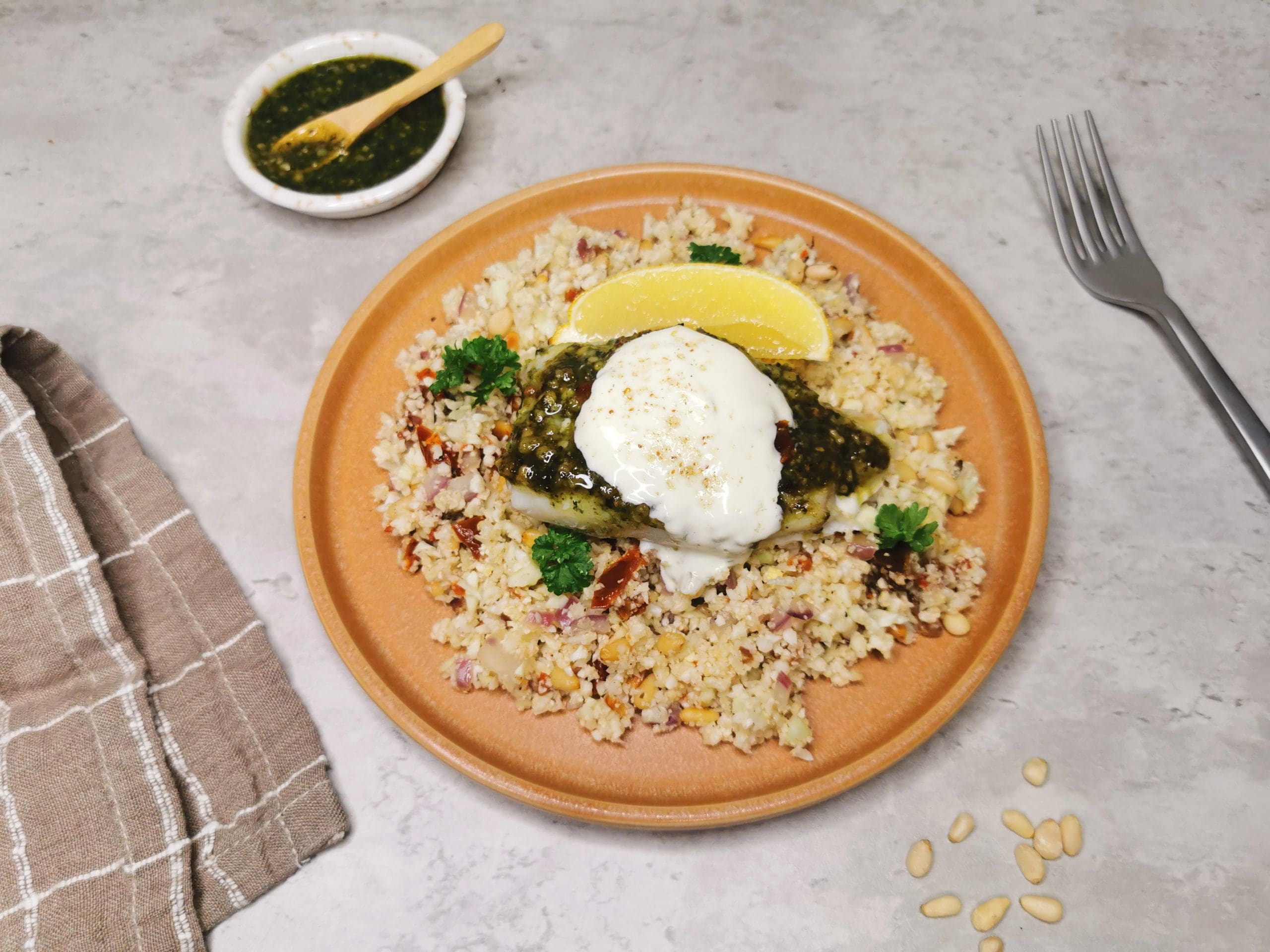 Lavkarbo pesto-torsk med blomkålris og soltørket tomat