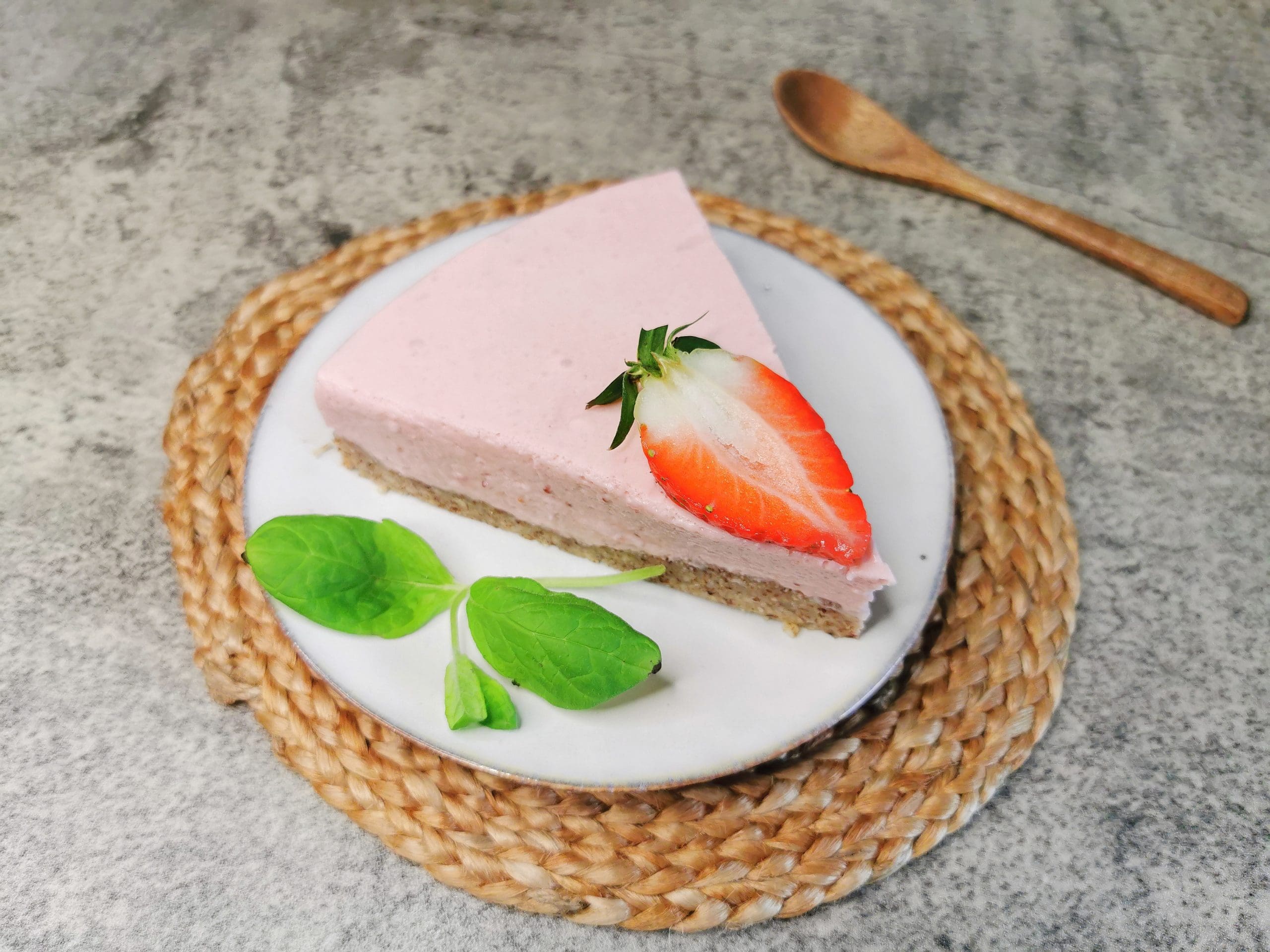 Lavkarbo ostekake med jordbær