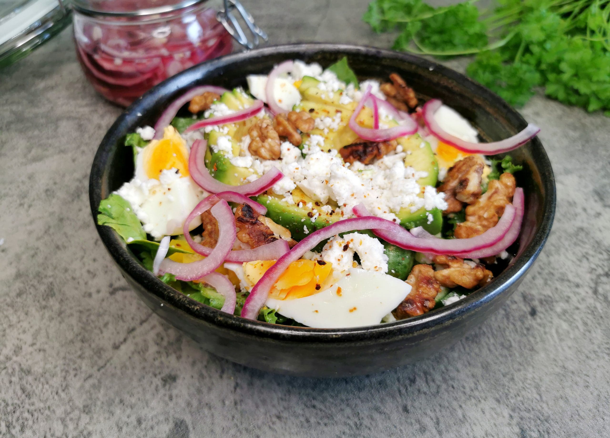 Lavkarbo avokadosalat med syltet rødløk