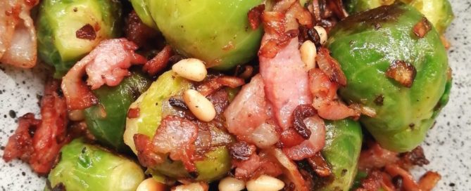 Lavkarbo crispy rosenkål med bacon