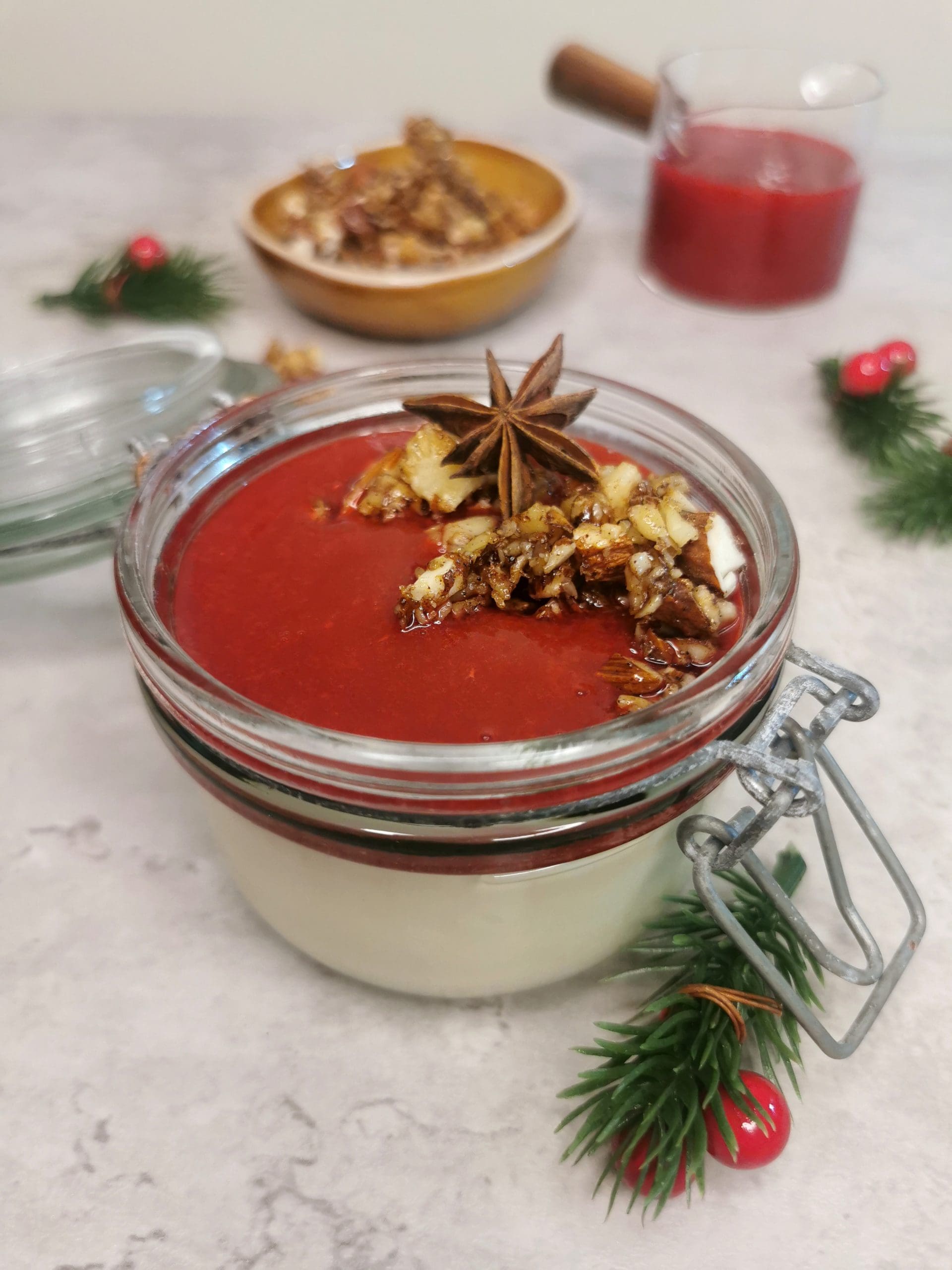 Lavkarbo panna cotta med jordbærsaus og nøttecrunch