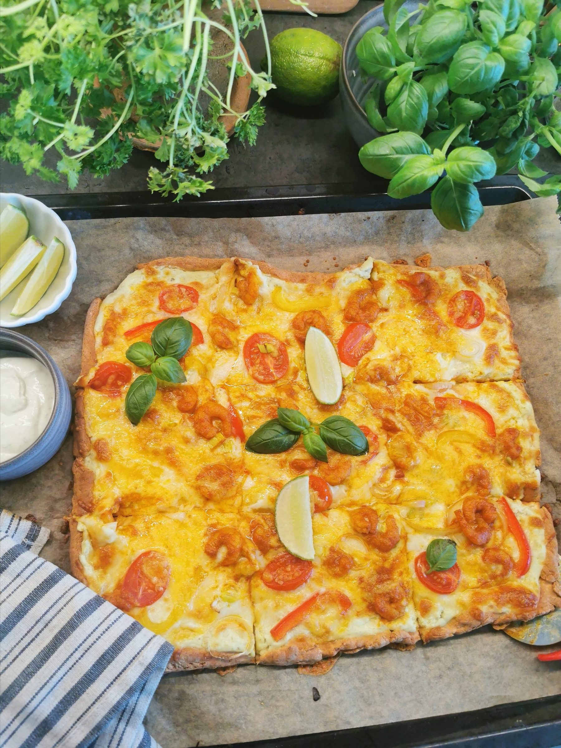 Keto pizza med karrimarinerte reker