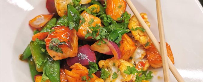 Lavkarbo laksewok i sursøt saus