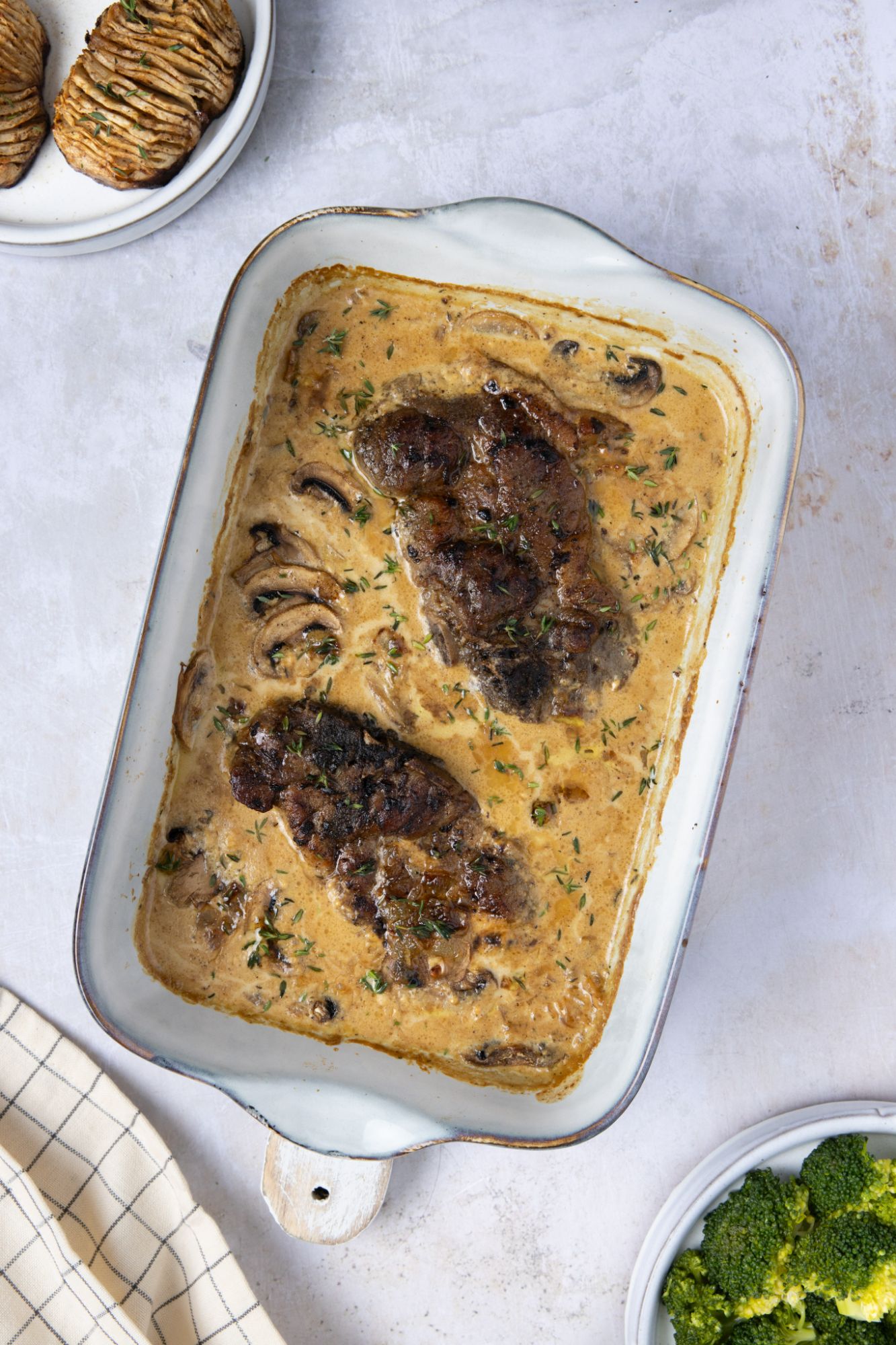 Lavkarbo ovnsbakte nakkekoteletter i fløtesaus med hasselback sellerirot. Foto: Aina Sjo.