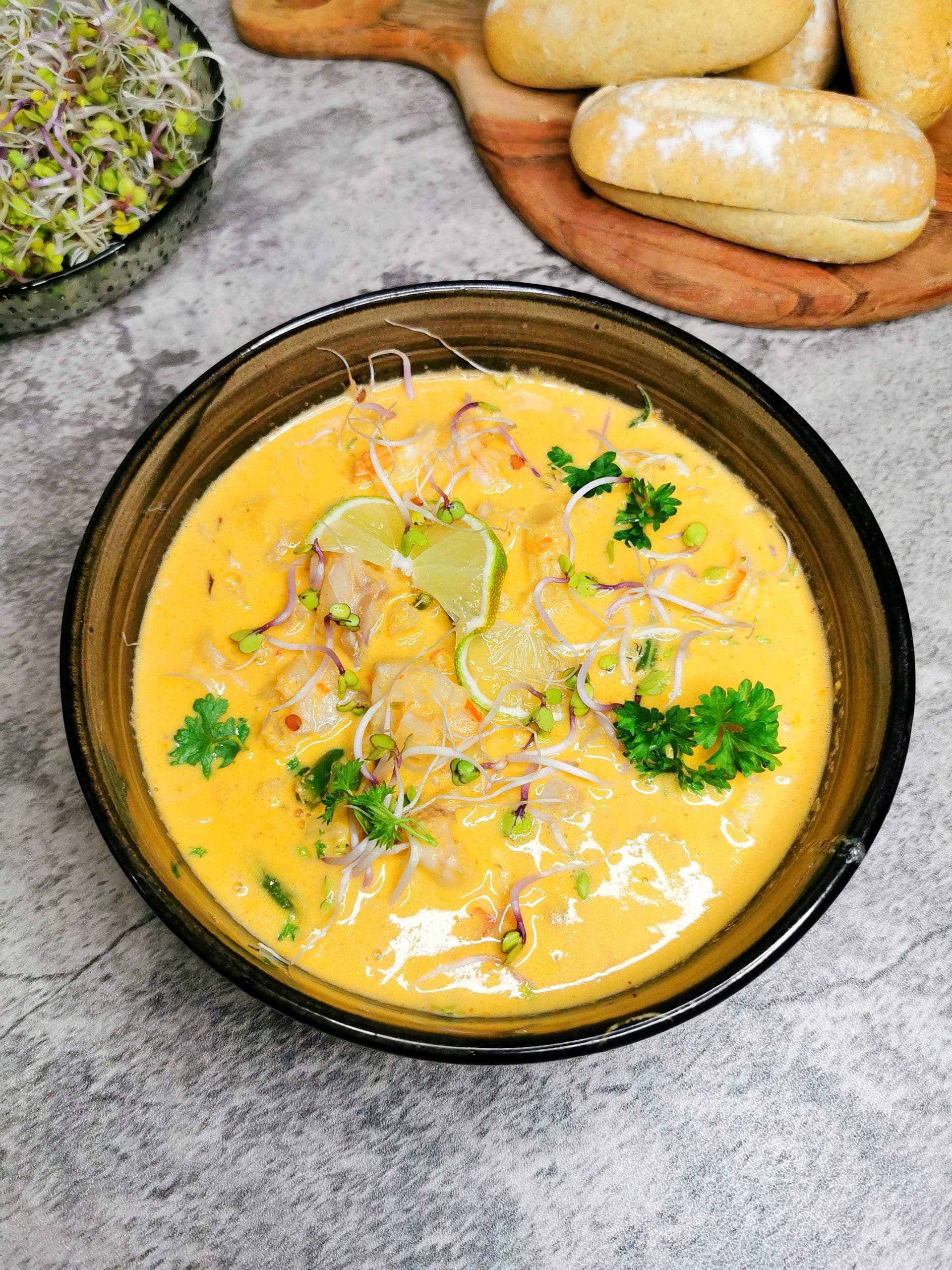 Rød curry fiskesuppe