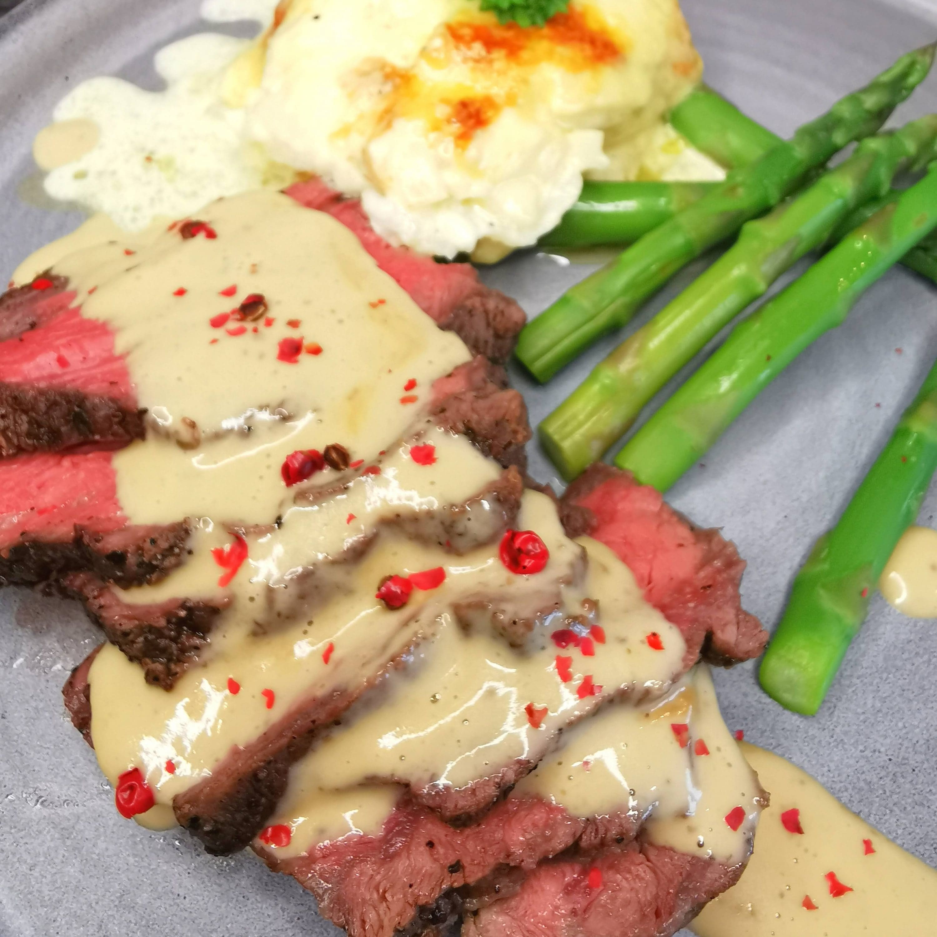 Lavkarbo entrecote med fløtegratinert sellerirot og rosépeppersaus