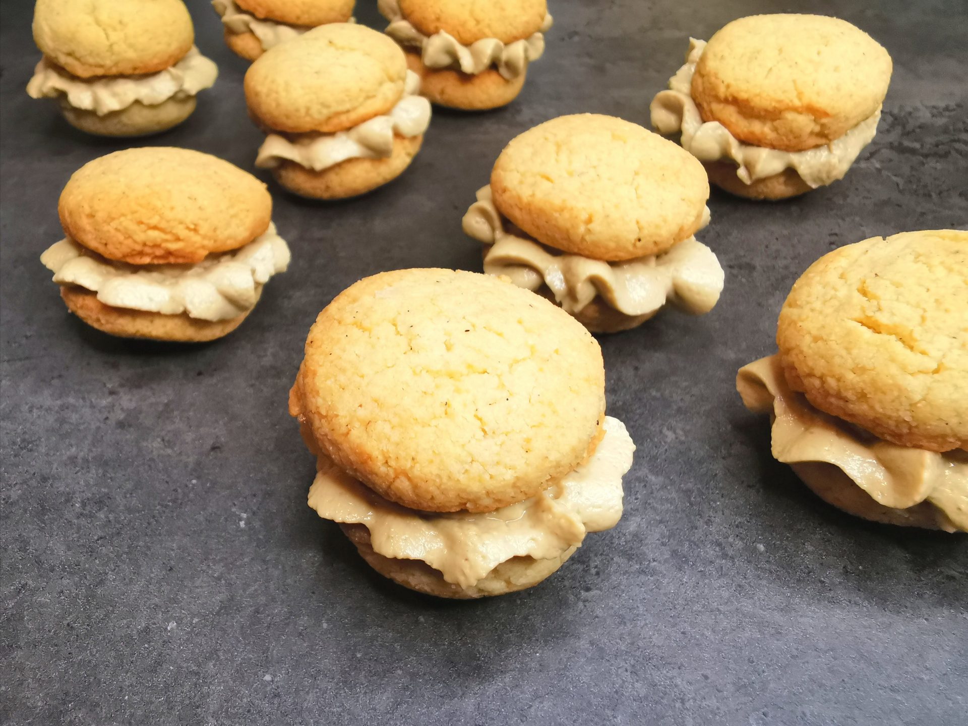 Lavkarbo kjeks med lakrisfyll