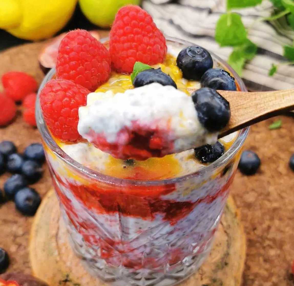 Lavkarbo chiapudding med bringebær