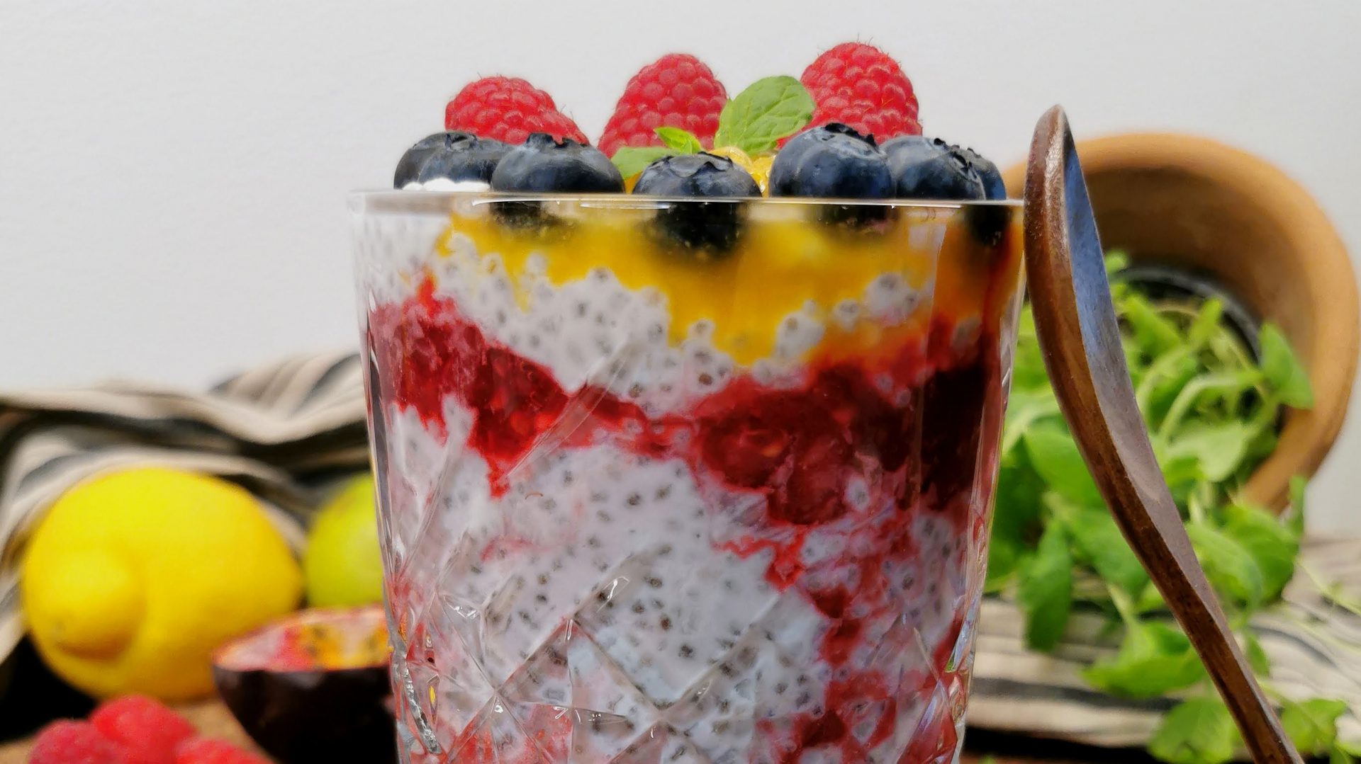 Lavkarbo chiapudding med bringebær