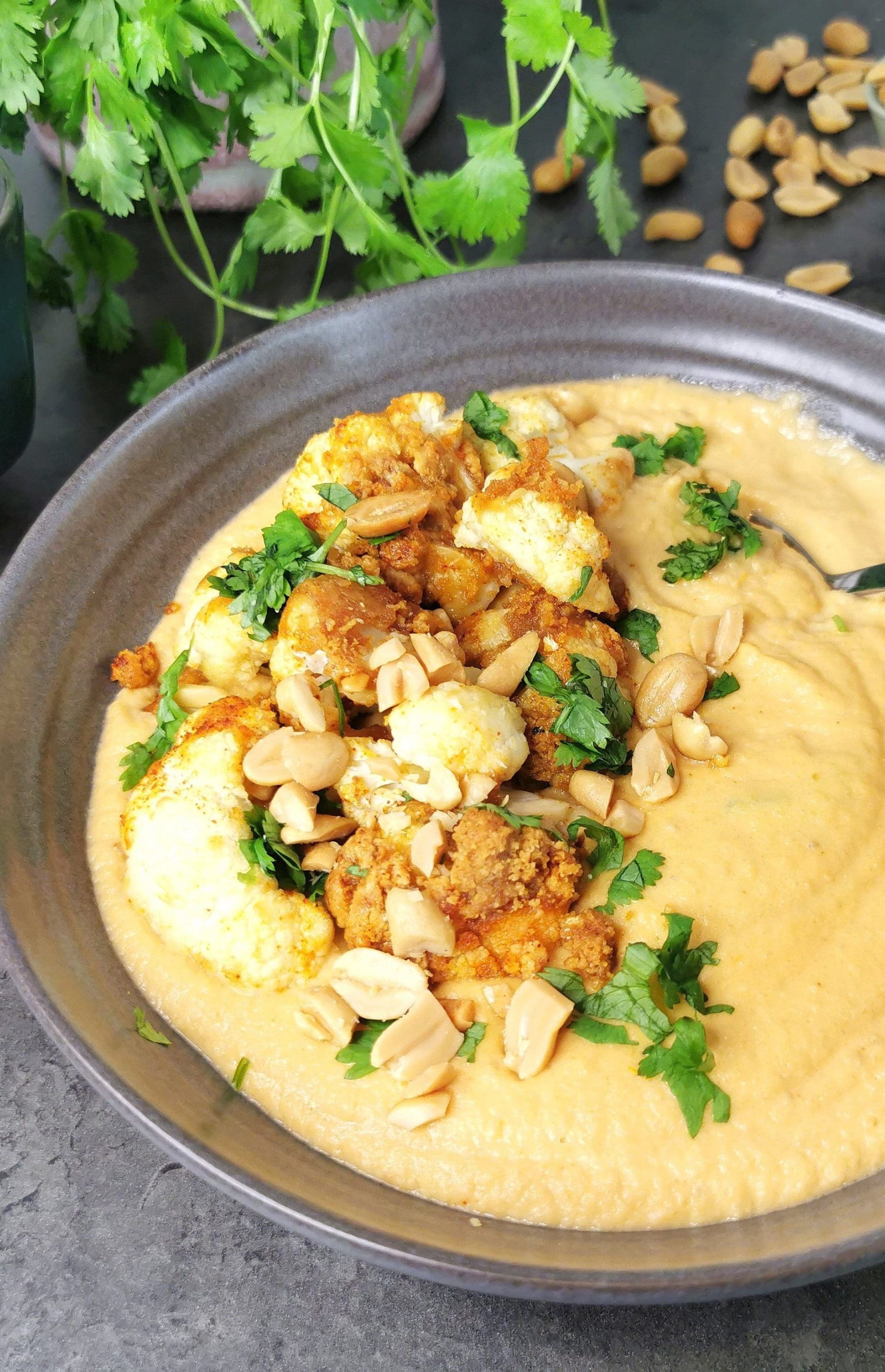 Lavkarbo blomkål- og peanøttsuppe