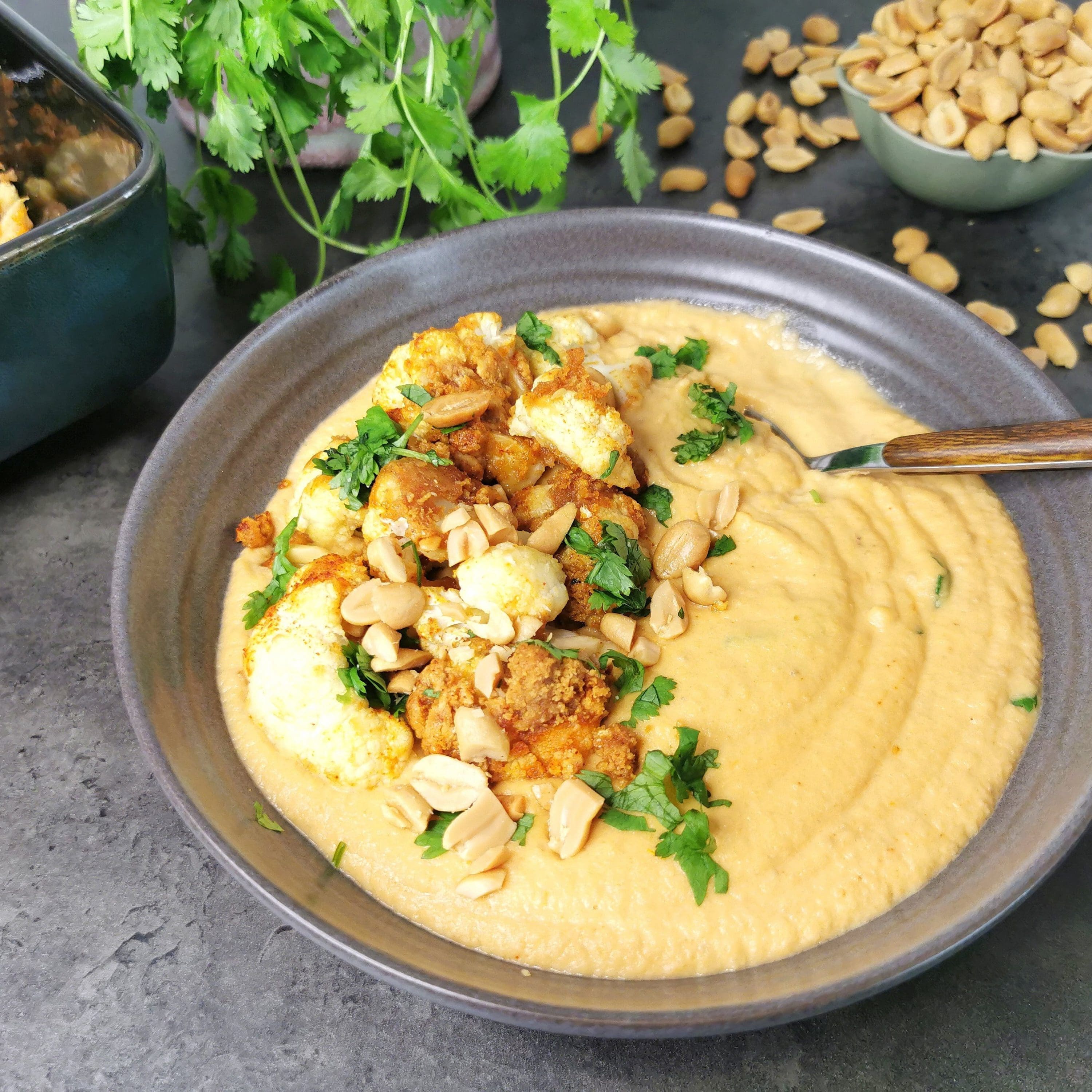 Lavkarbo blomkål- og peanøttsuppe