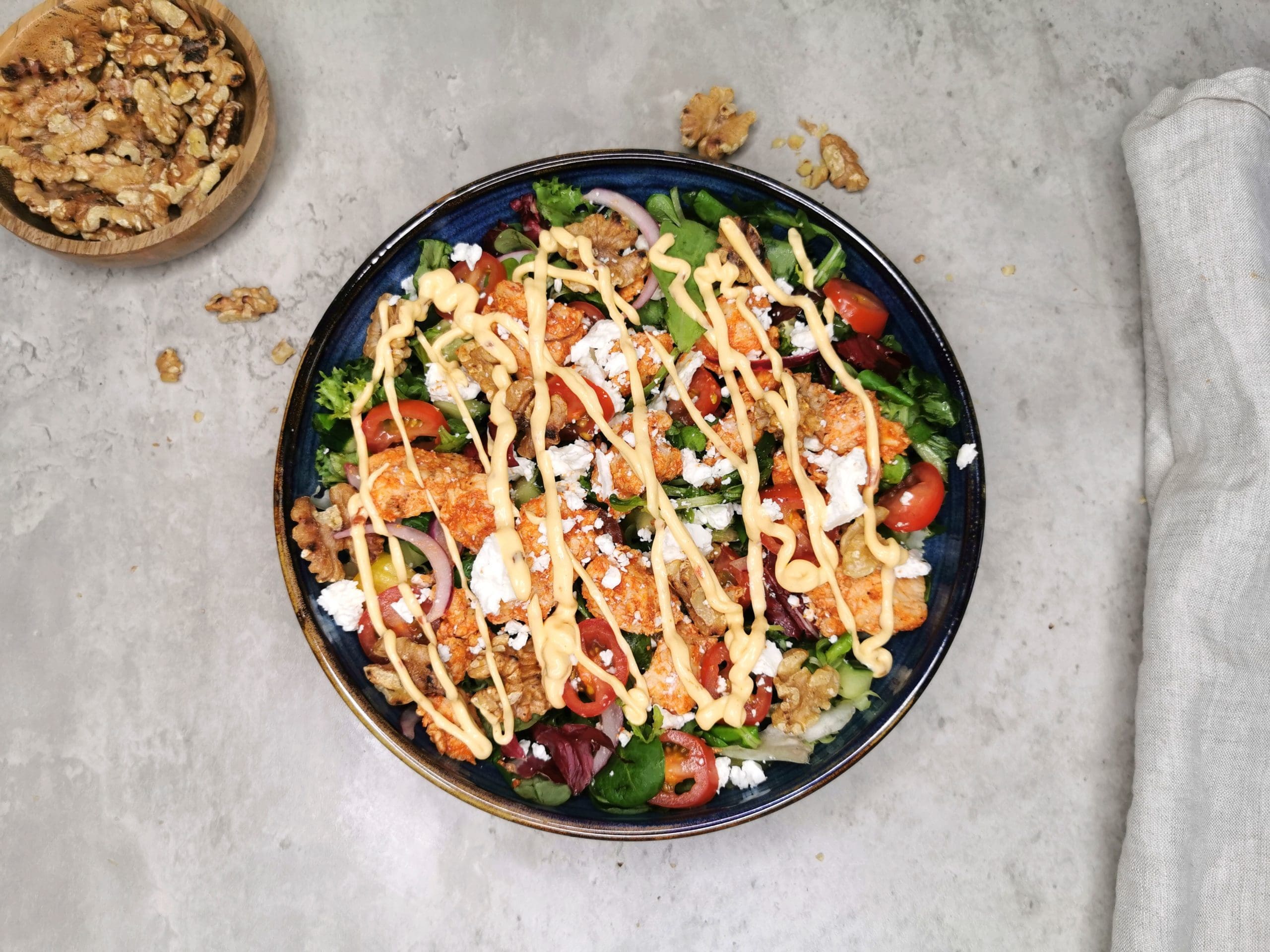 Lavkarbo kyllingsalat med valnøtter og chilimajones