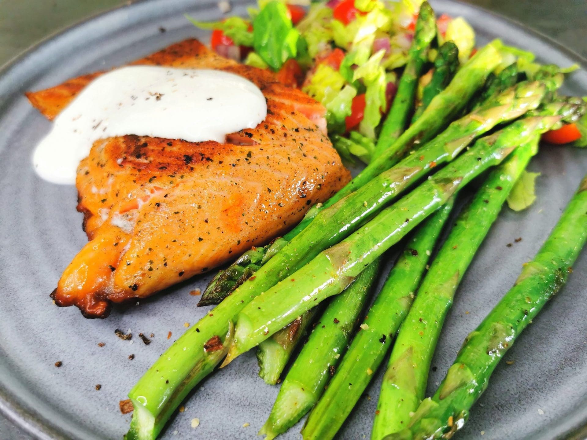 Keto pannestekt laks med asparges