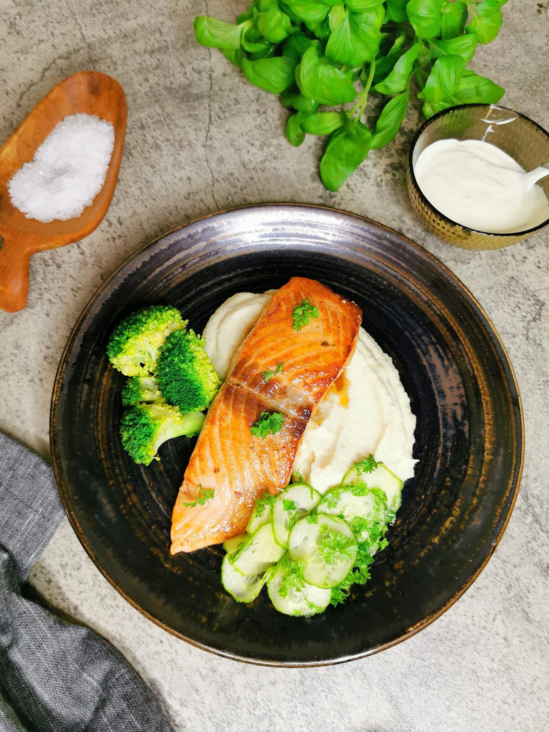 Stekt laks med agurksalat og sellerirotpuré