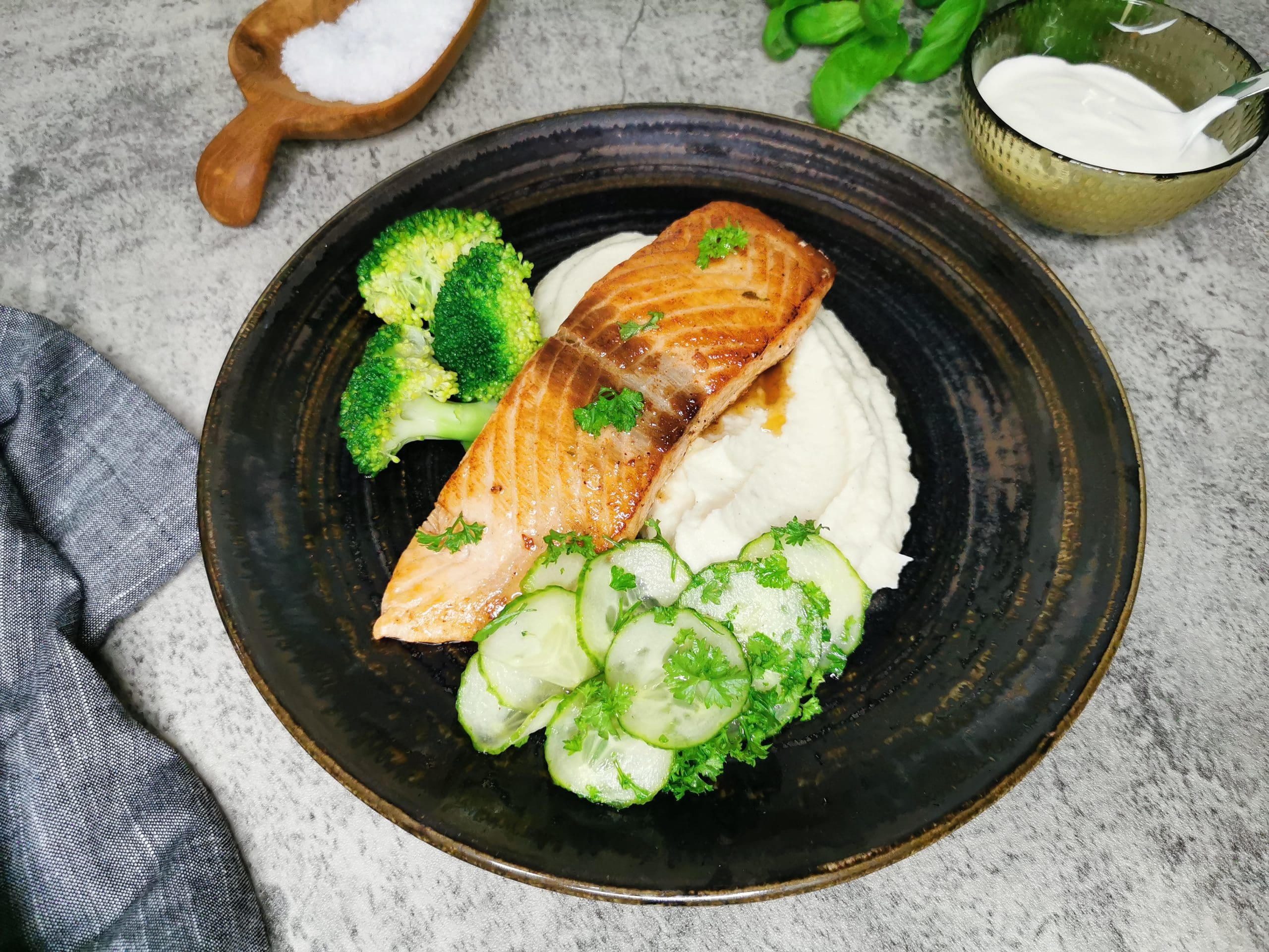 Stekt laks med agurksalat og sellerirotpuré