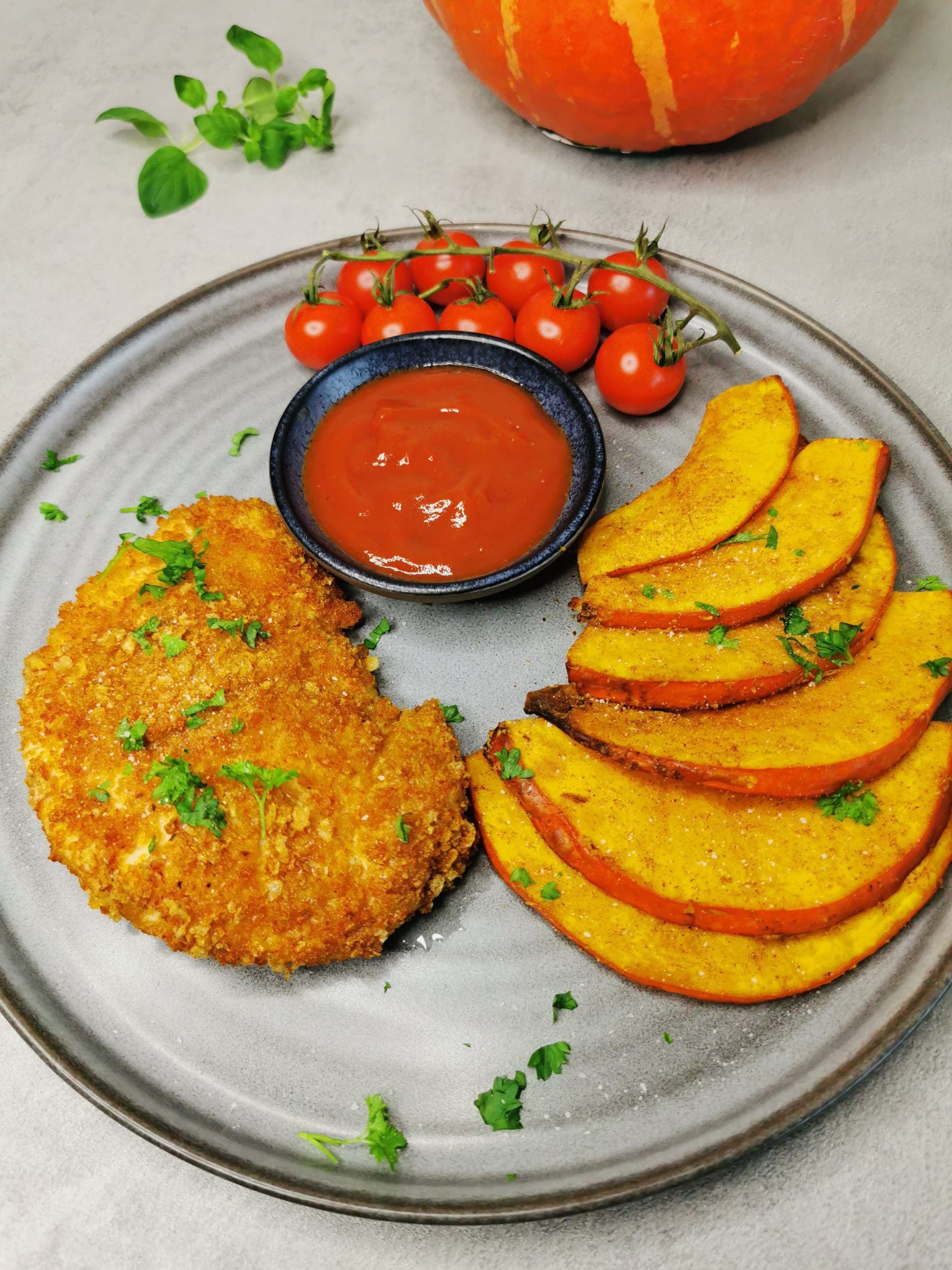 Lavkarbo kyllingschnitzel med bakt hokkaidogresskar