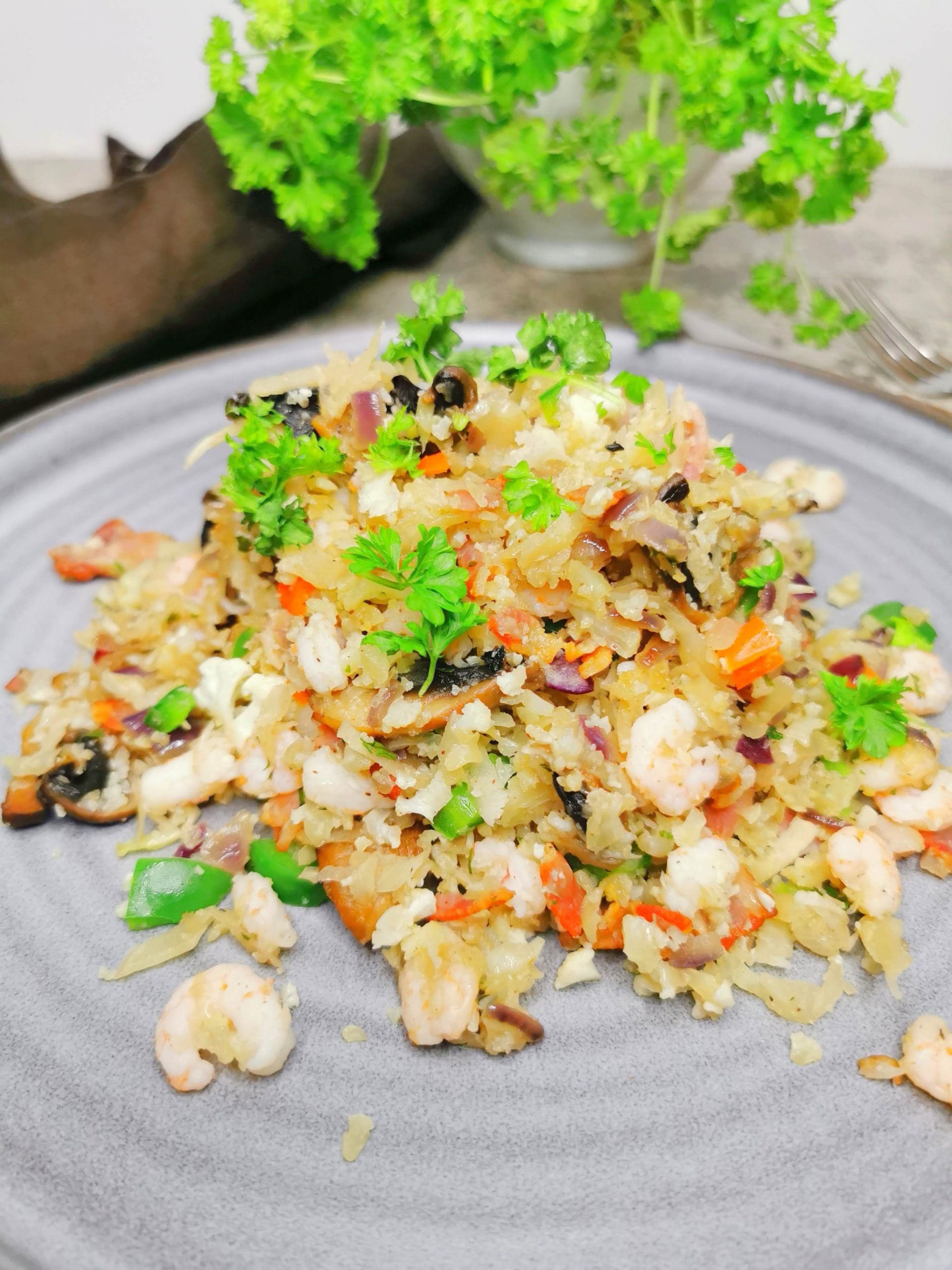 Lavkarbo stekt blomkålris med bacon og reker