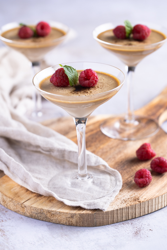 Lavkarbo panna cotta med lakrissmak. Foto: Aina Sjo.