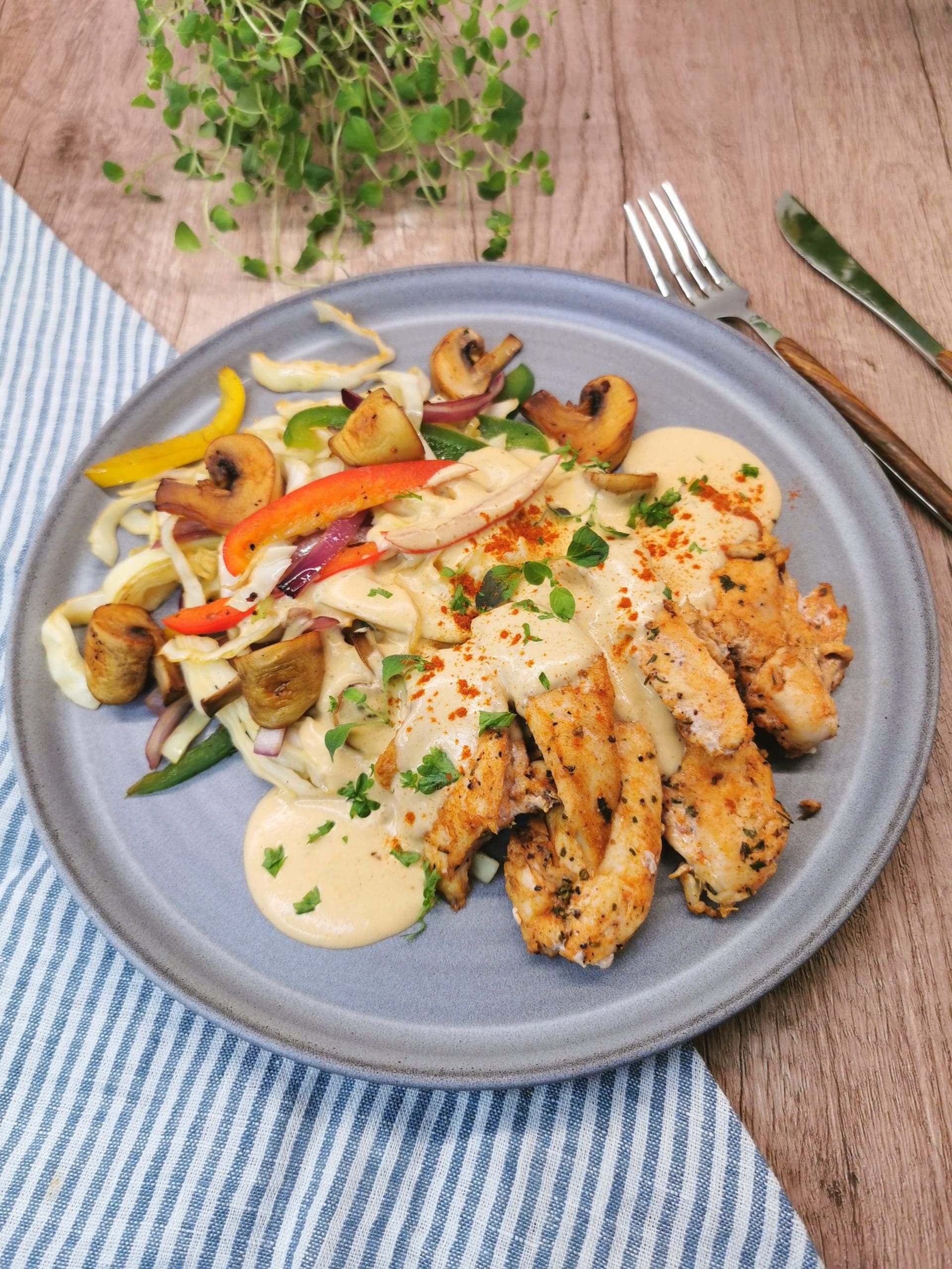 Lavkarbo kyllingtallerken med bretagnesaus