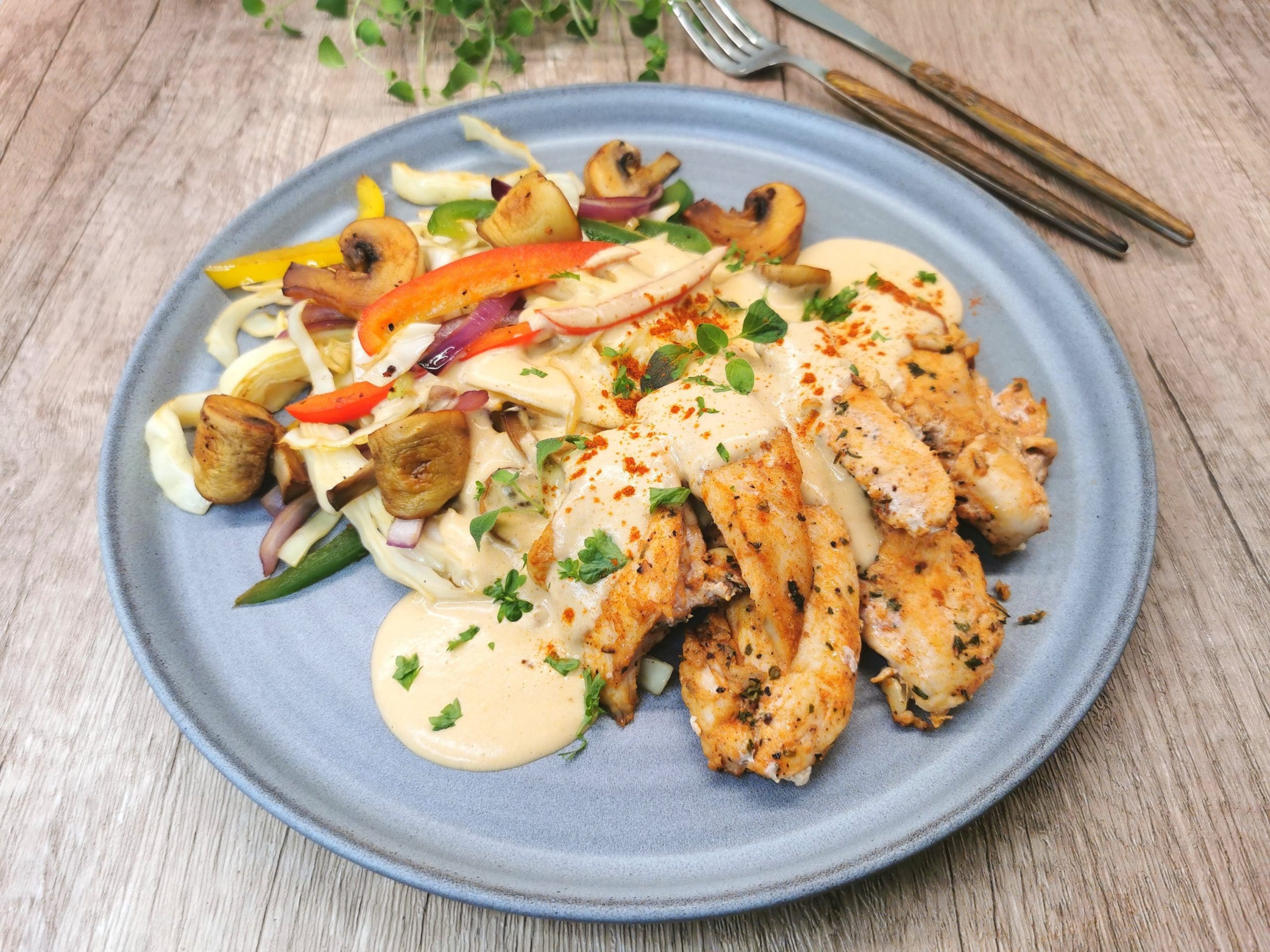 Lavkarbo kyllingtallerken med bretagnesaus