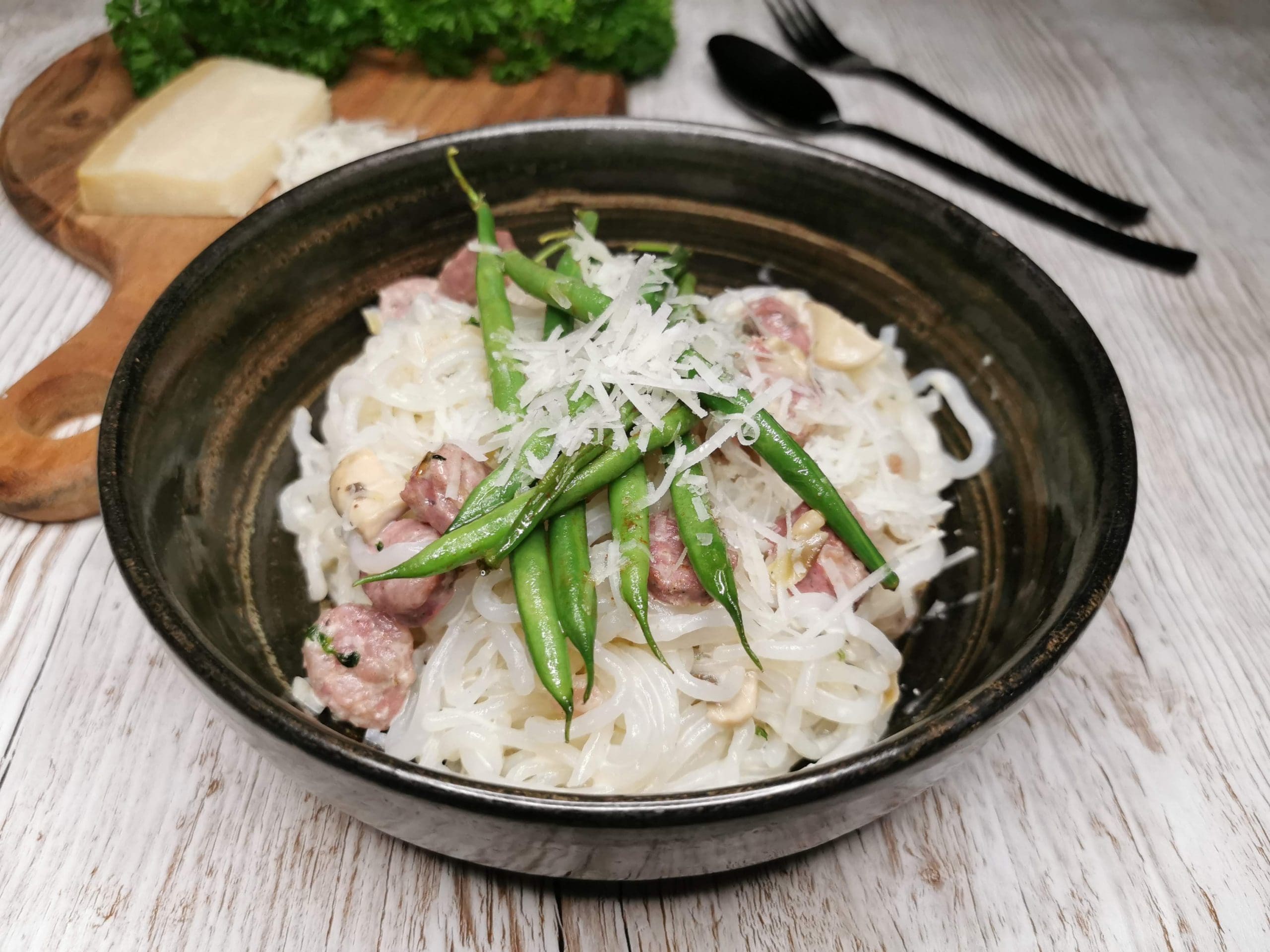 Lavkarbo kremet pasta med luksuspølse