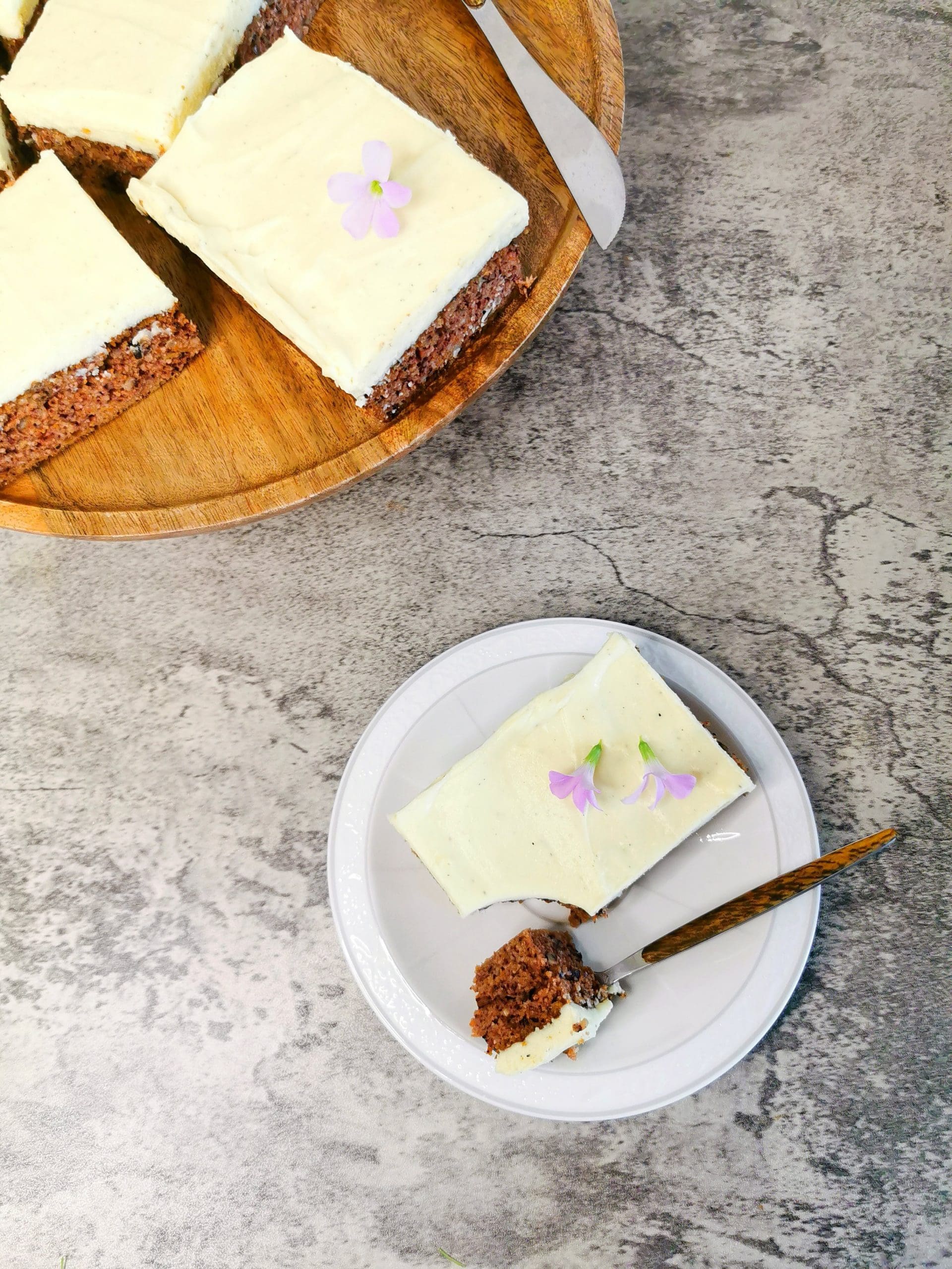 Lavkarbo gulrotkake med nøttebunn i langpanne