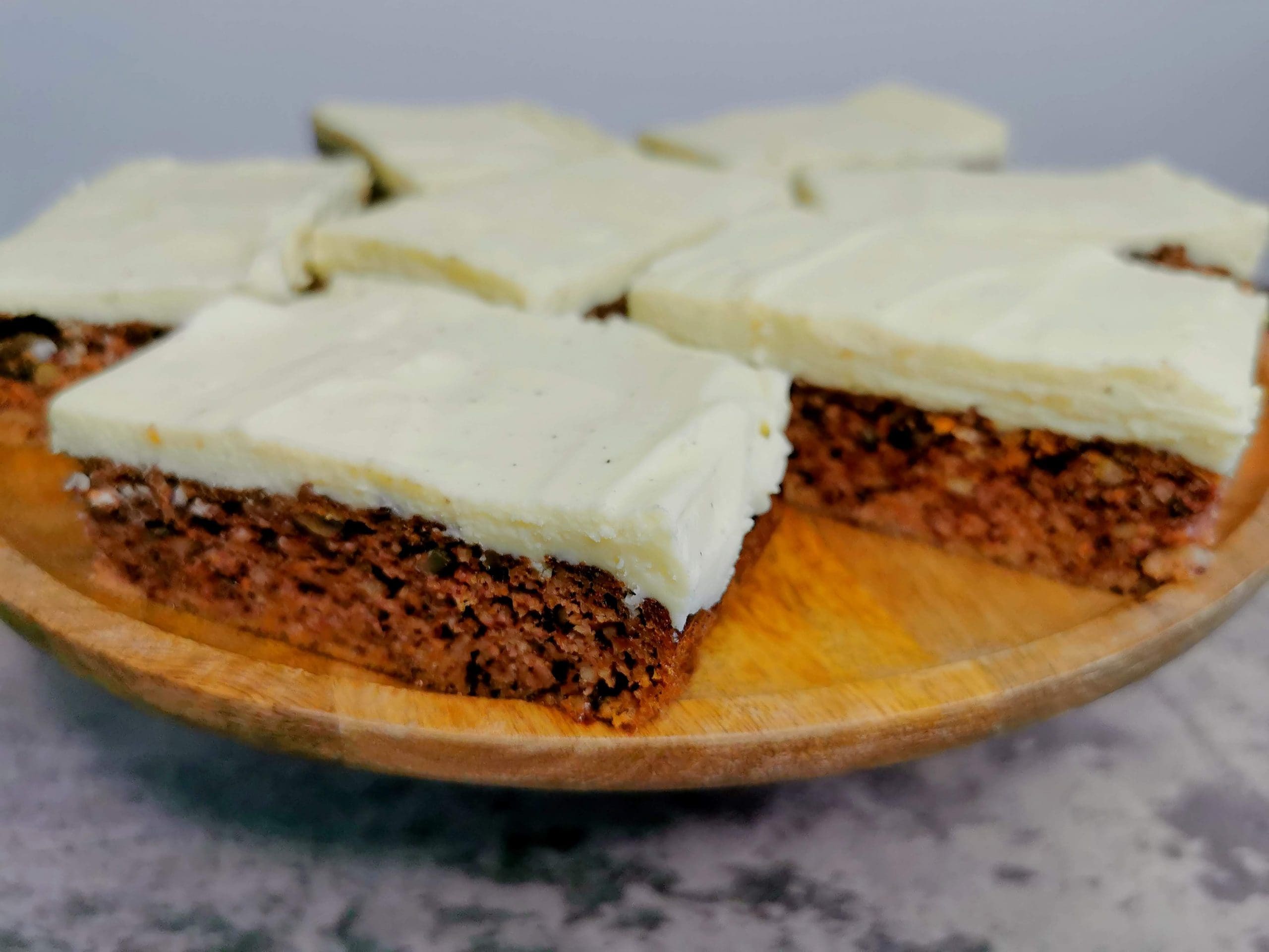 Lavkarbo gulrotkake med nøttebunn i langpanne