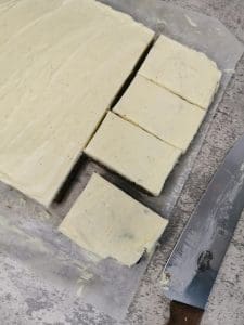 Lavkarbo gulrotkake med nøttebunn i langpanne