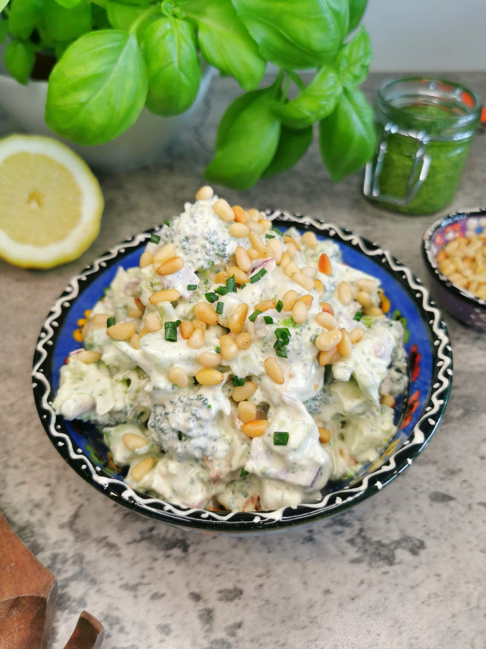 Lavkarbo brokkolisalat med pesto og soltørket tomat