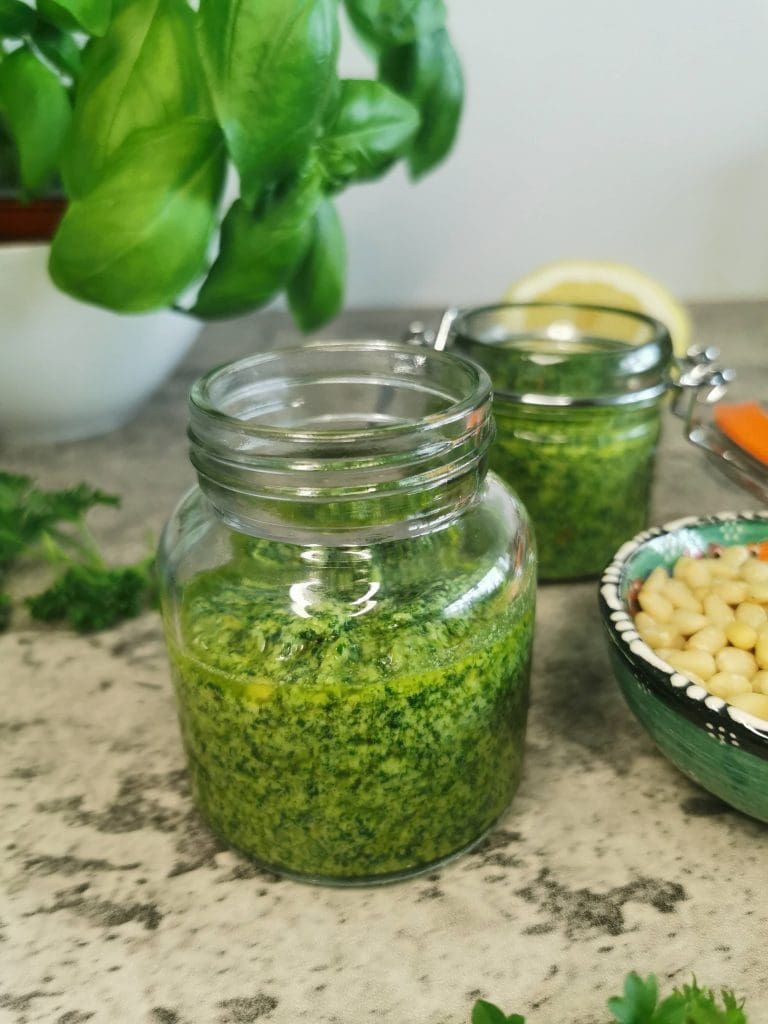 Lavkarbo pesto med persille og basilikum
