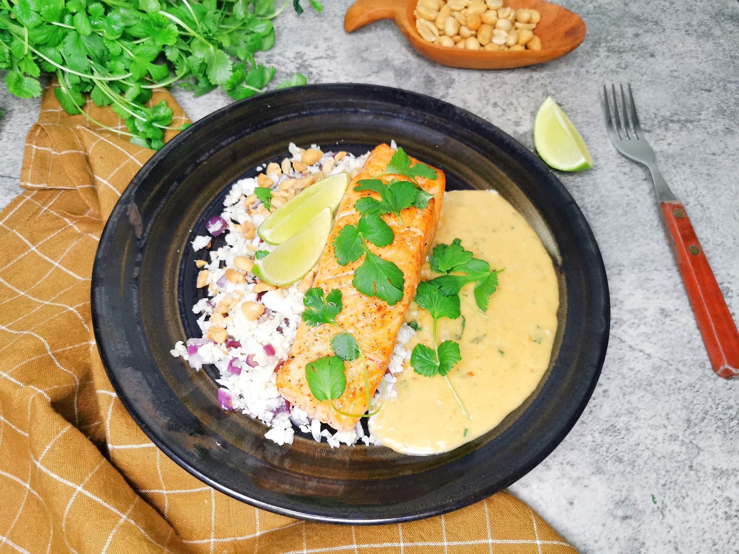 Laks med peanøttsaus