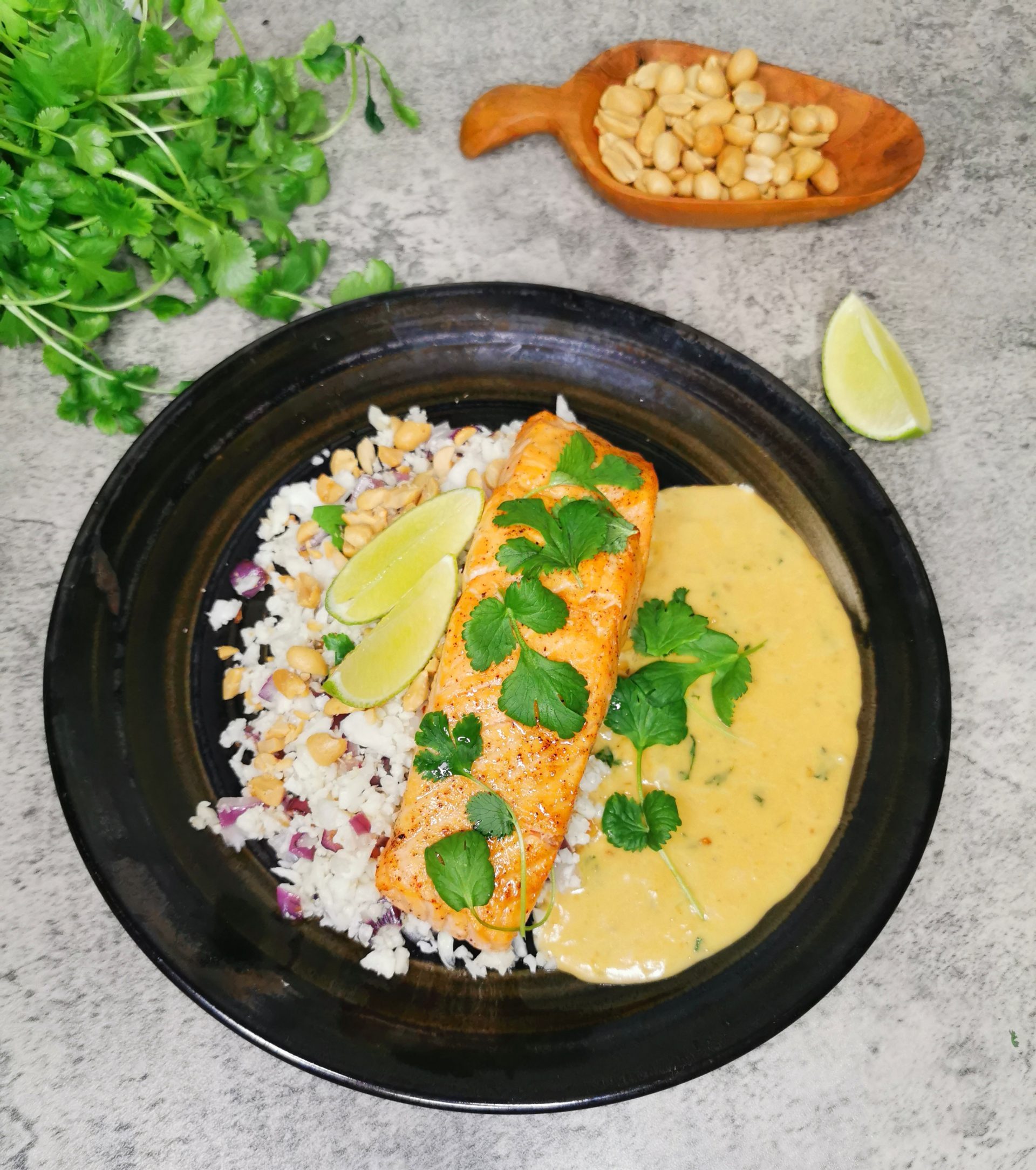 Laks med peanøttsaus