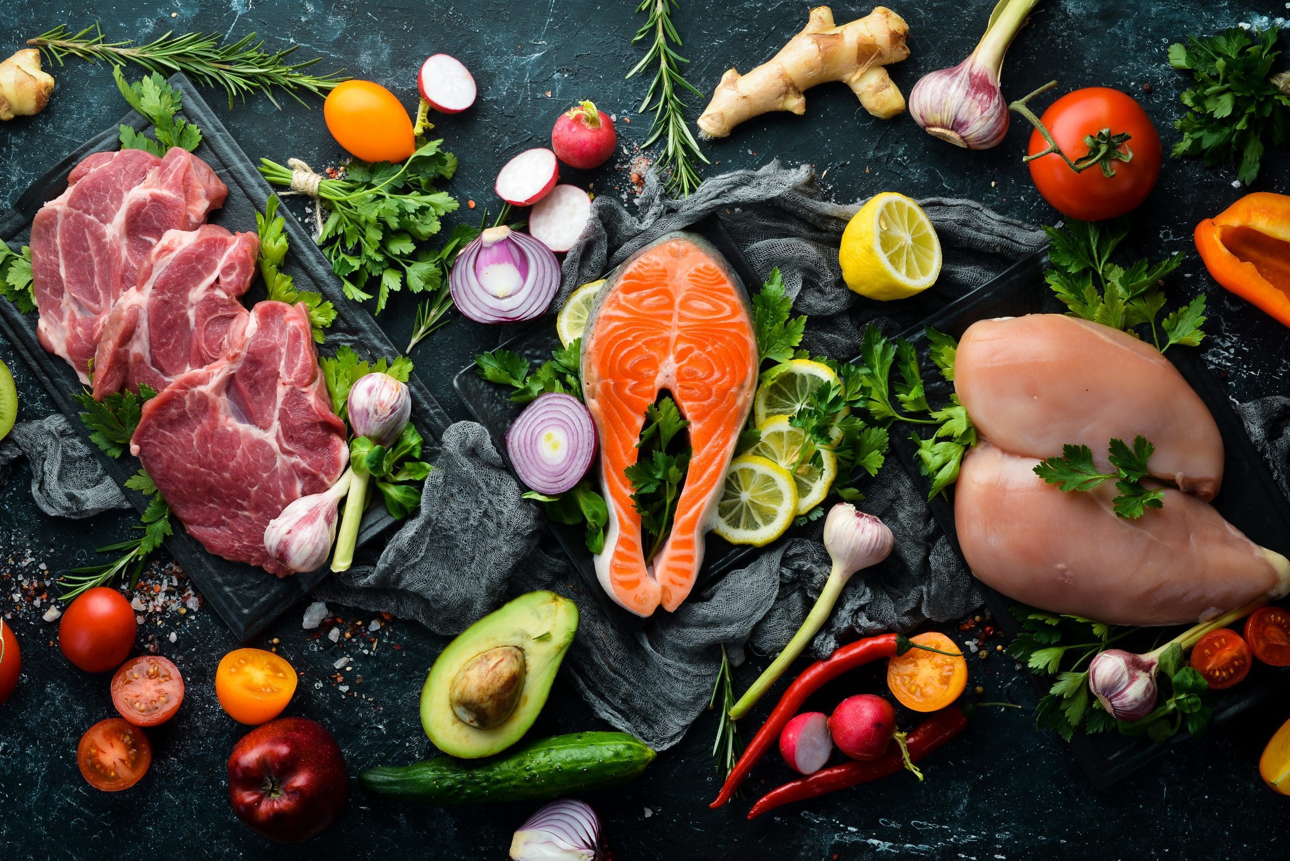 Lavkarbo mat består av kjøtt, sjømat, grønnsaker, egg, smør og oljer, enkelte fullfett meieriprodukter, bær, nøtter og noen frukter.