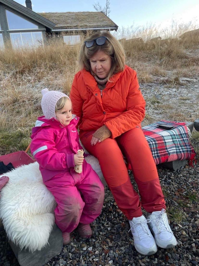 Vigdis har gjort skam på alt som ble fortalt henne, som at hun ikke skulle bli gammel, ikke få barn, ikke gå med sko. I dag er hun 62 år, har to voksne barn og to barnebarn og ser frem til vår og sommer med aktivitet i to sko.