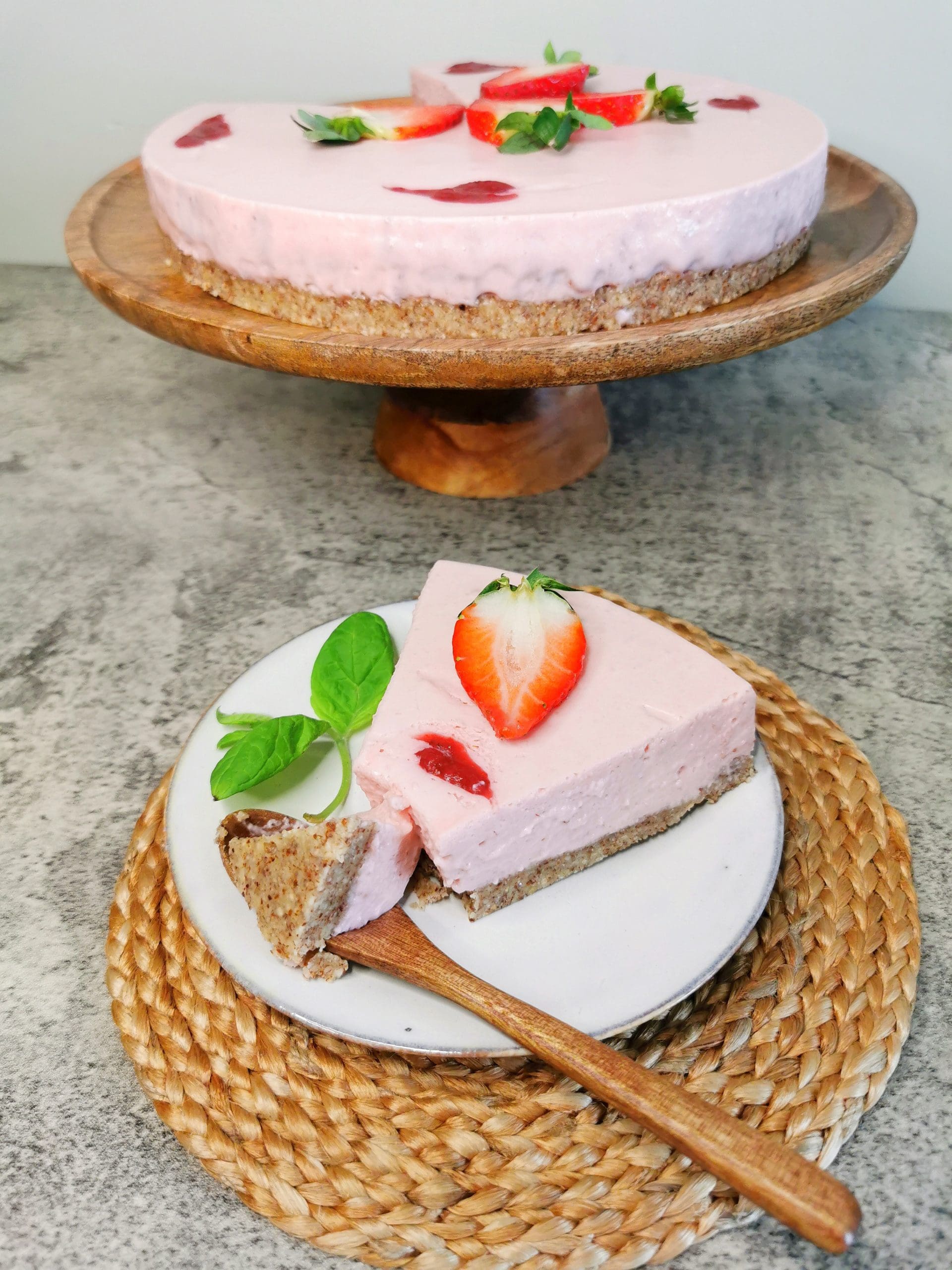 Lavkarbo ostekake med jordbær