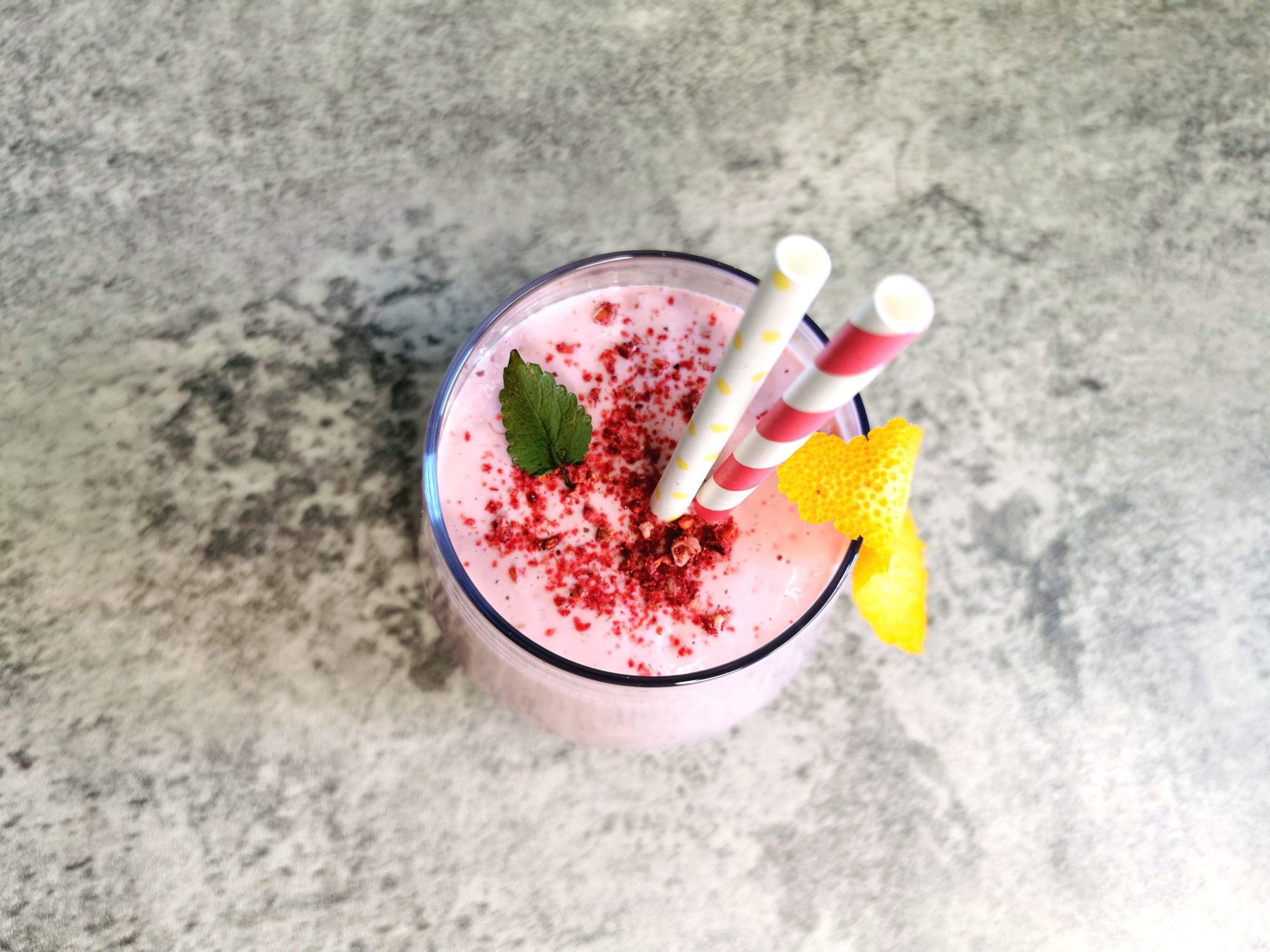 Lavkarbo energi-smoothie med bringebær