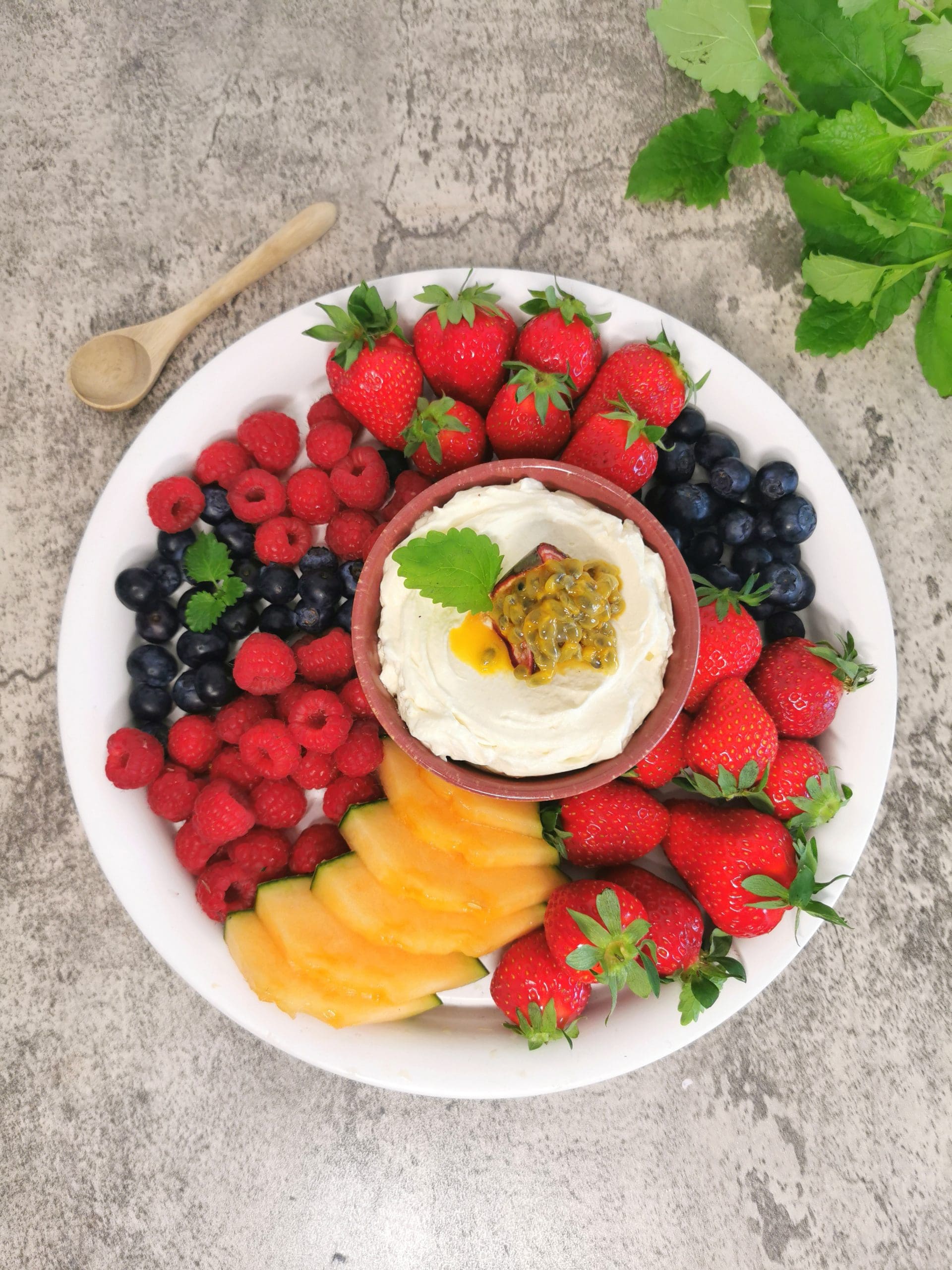 Frukt- og bærbrett med kremostdipp