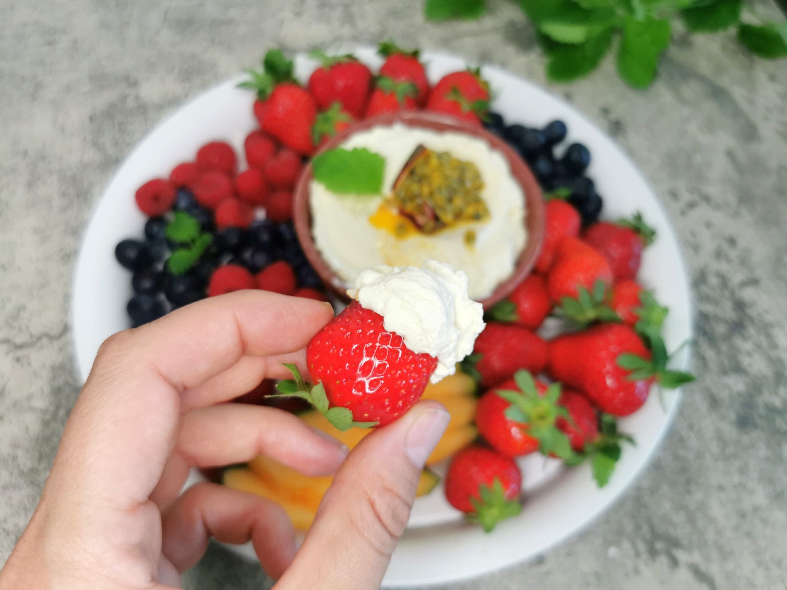 Frukt- og bærbrett med kremostdipp