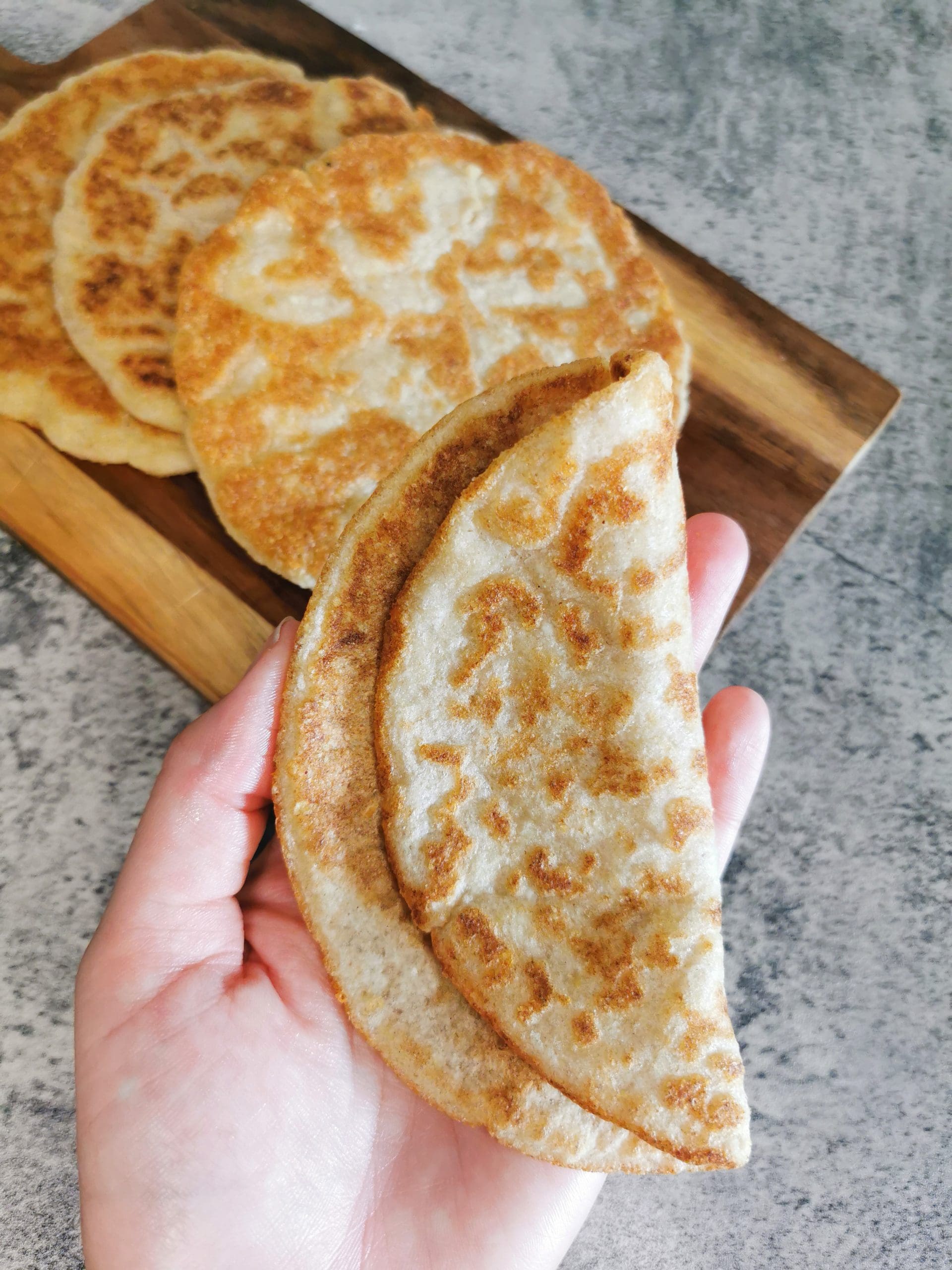 Lavkarbo pannebrød, her stekt som tynn tortillalefse.