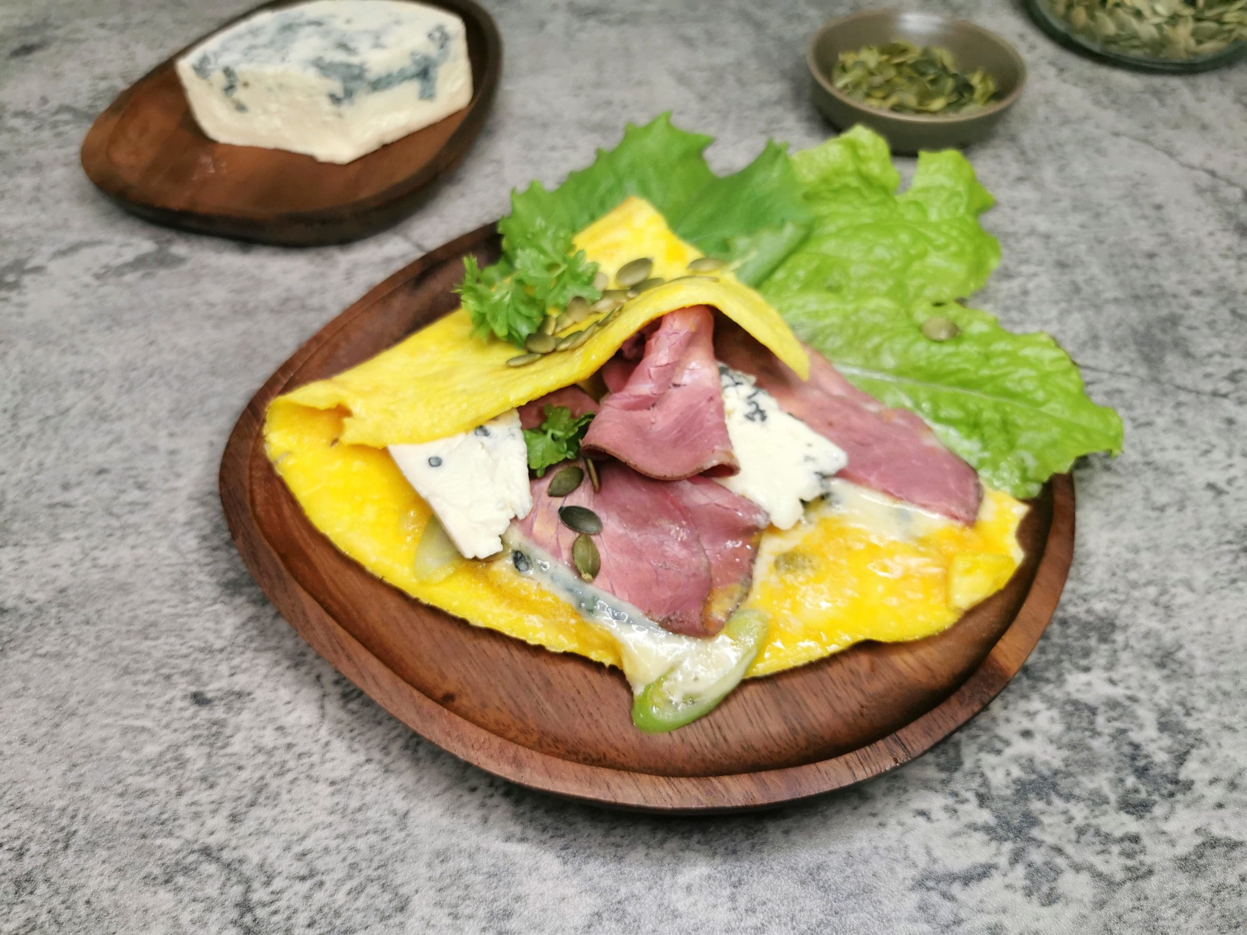 Omelett med roastbiff og blåmuggost