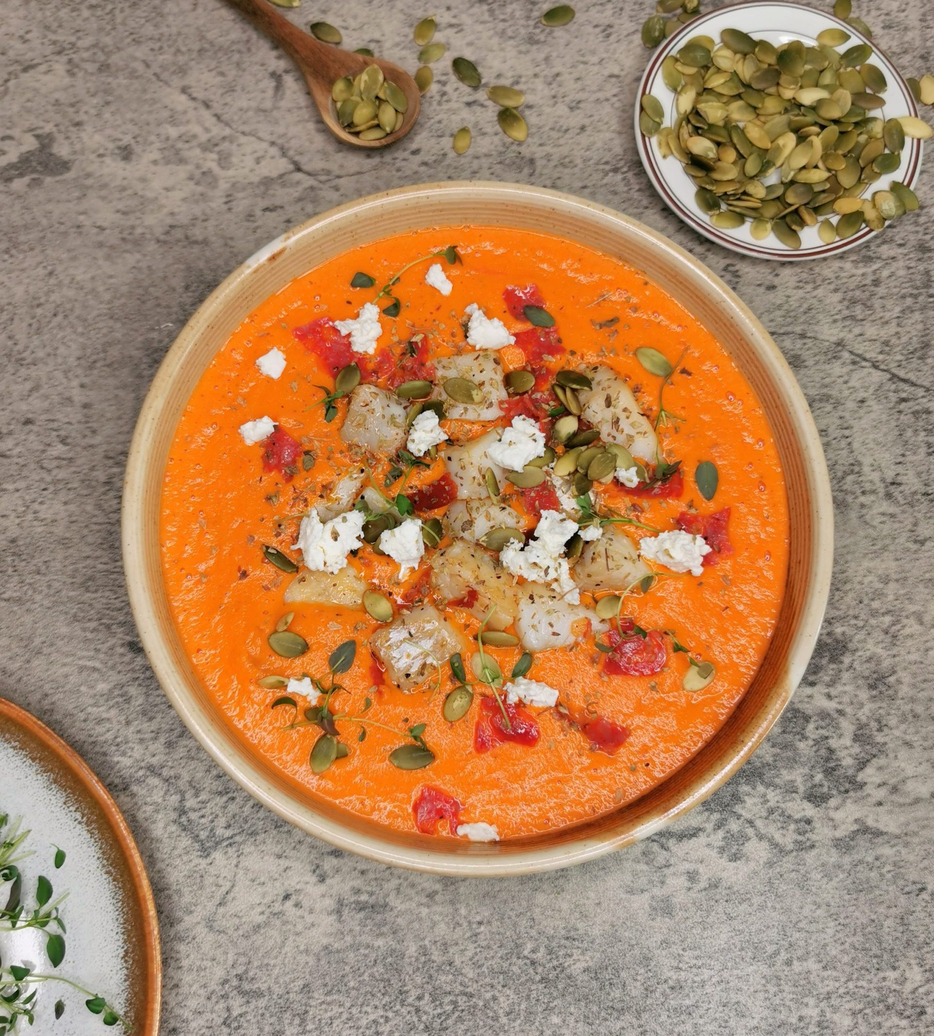Lavkarbo ovnsbakt tomatsuppe med torsk og chorizo