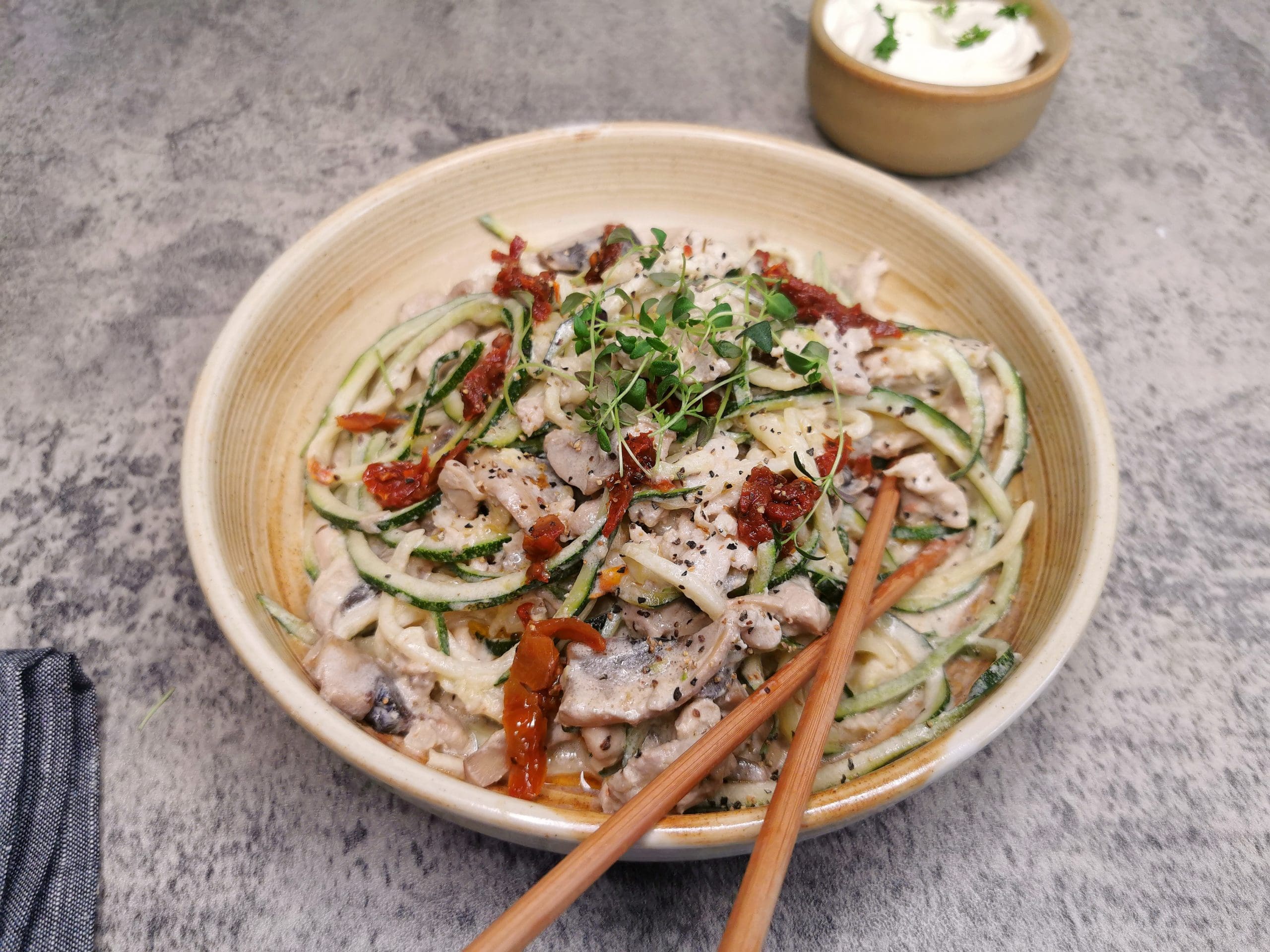 Lavkarbo squashspaghetti med kylling og soltørket tomat