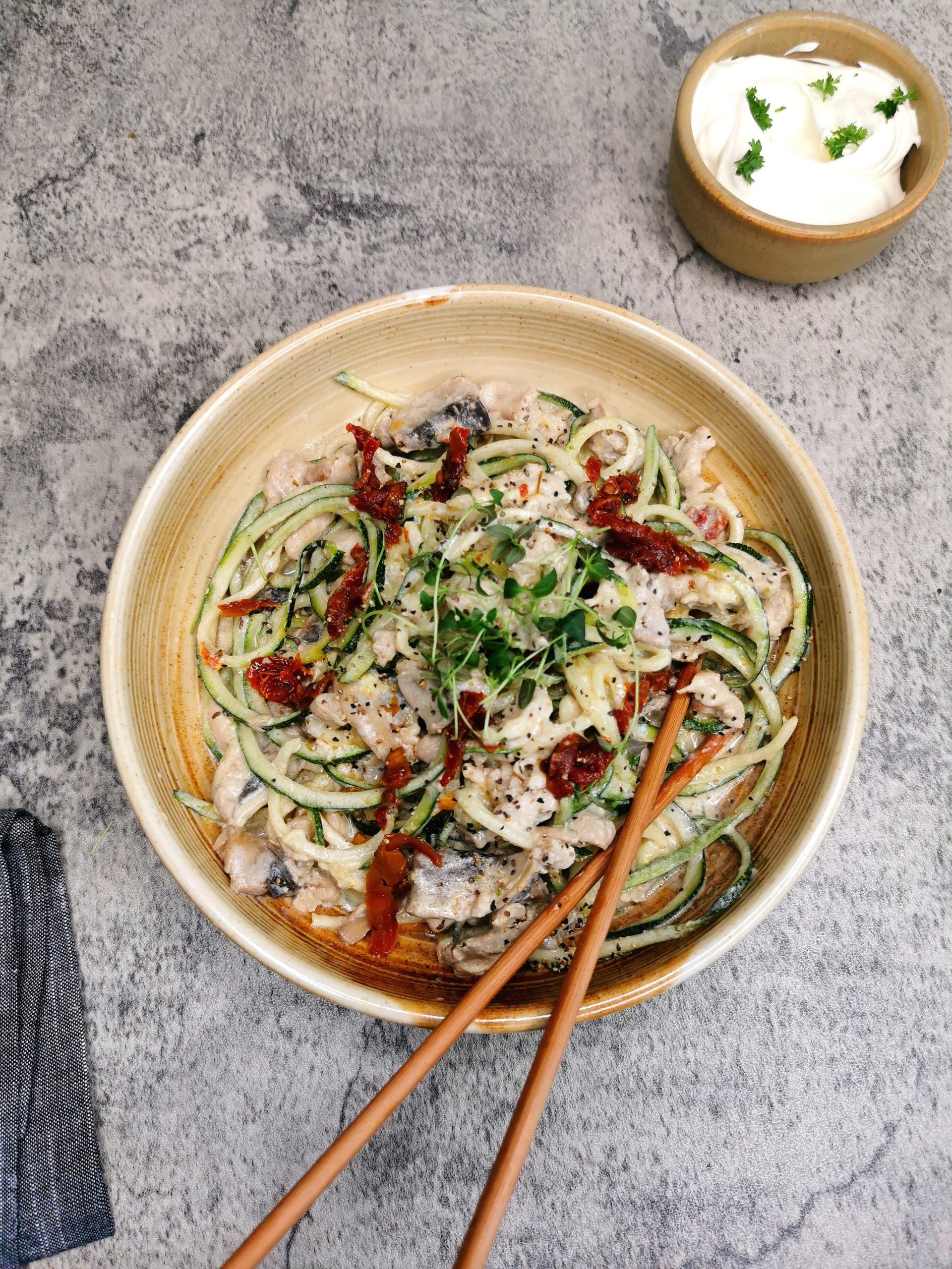 Lavkarbo squashspaghetti med kylling og soltørket tomat