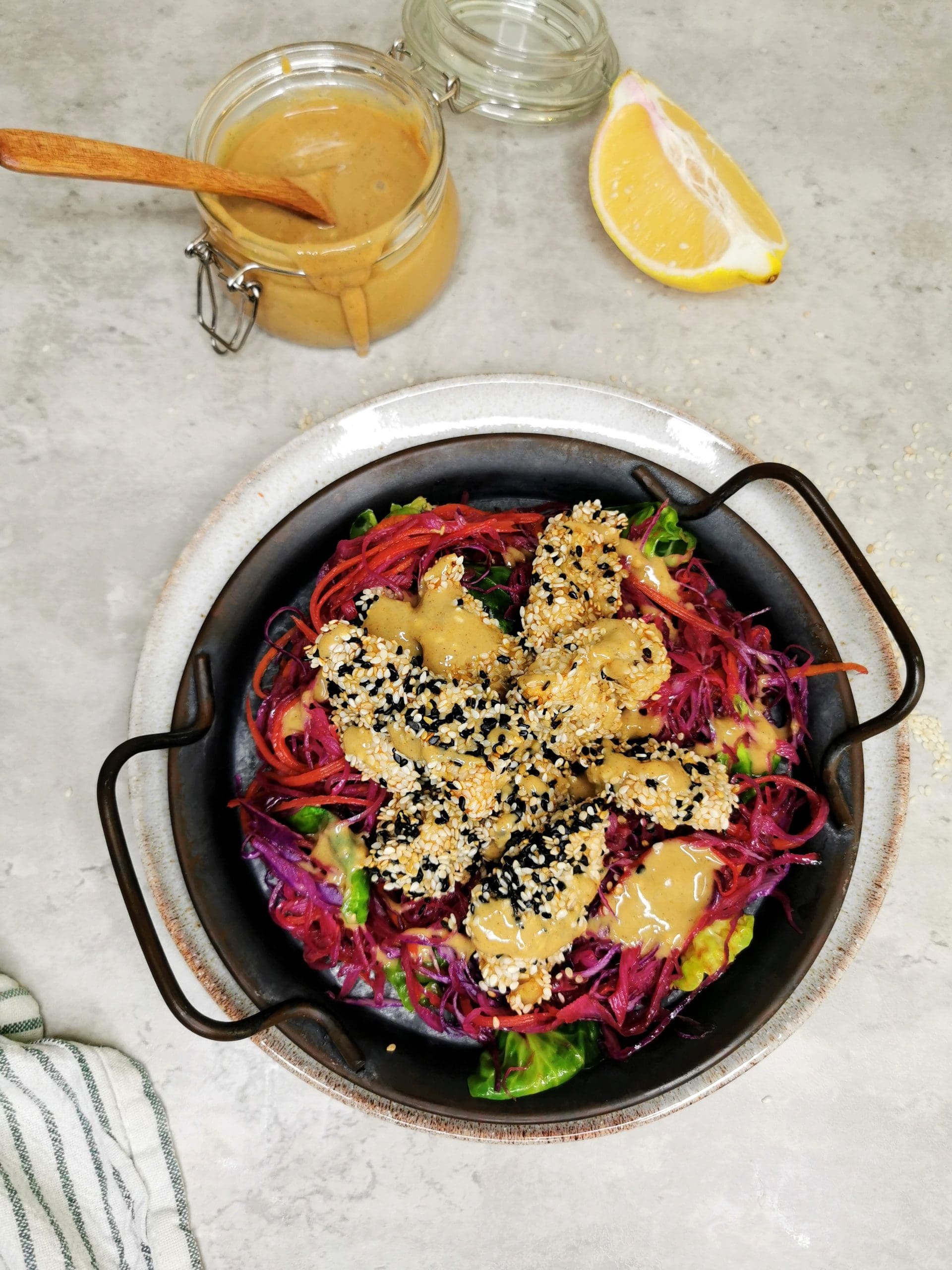 Lavkarbo sesampanert kylling med rød spisskål og tahinidressing