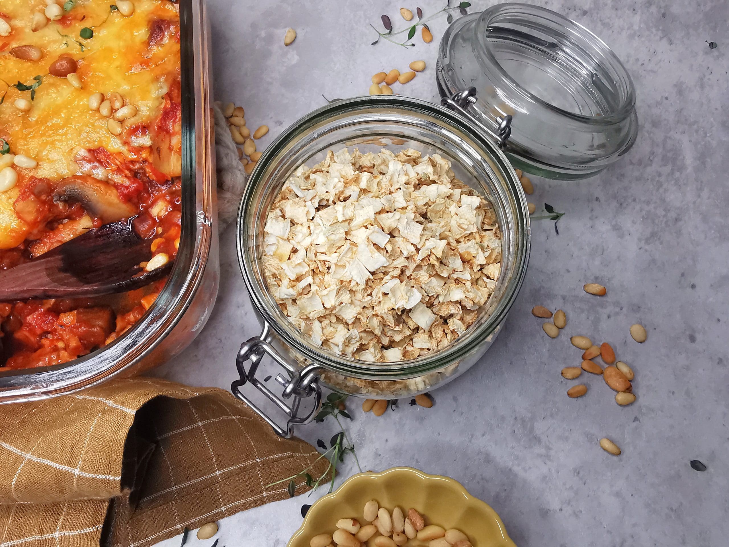 Lavkarbo vegetargrateng med ristede pinjekjerner